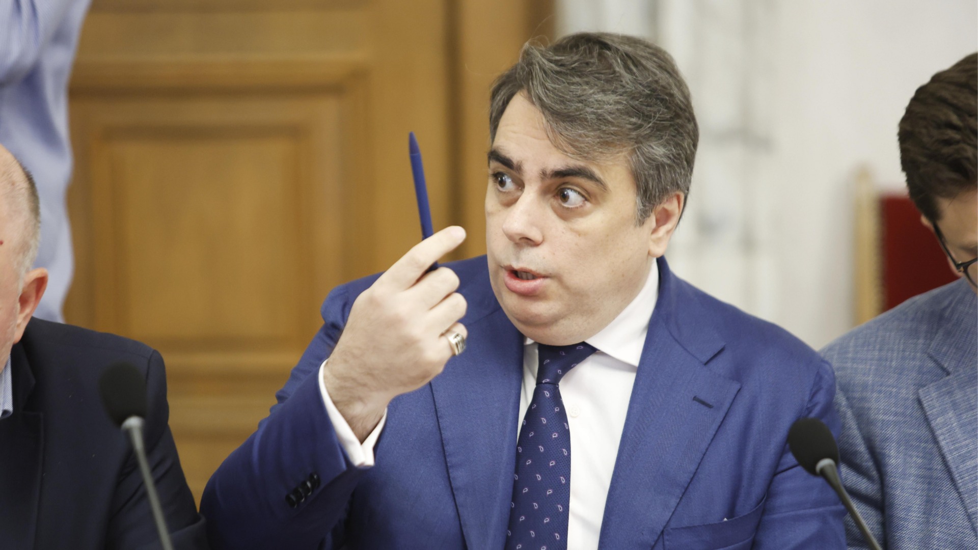 "Тати ще ми купи колело, ама друг път": Асен Василев коментира мерките на кабинета срещу скъпите горива