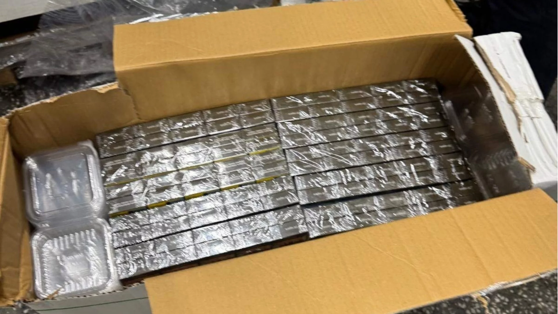 Задържаха 400 000 къса контрабандни цигари на "Капитан Андреево"