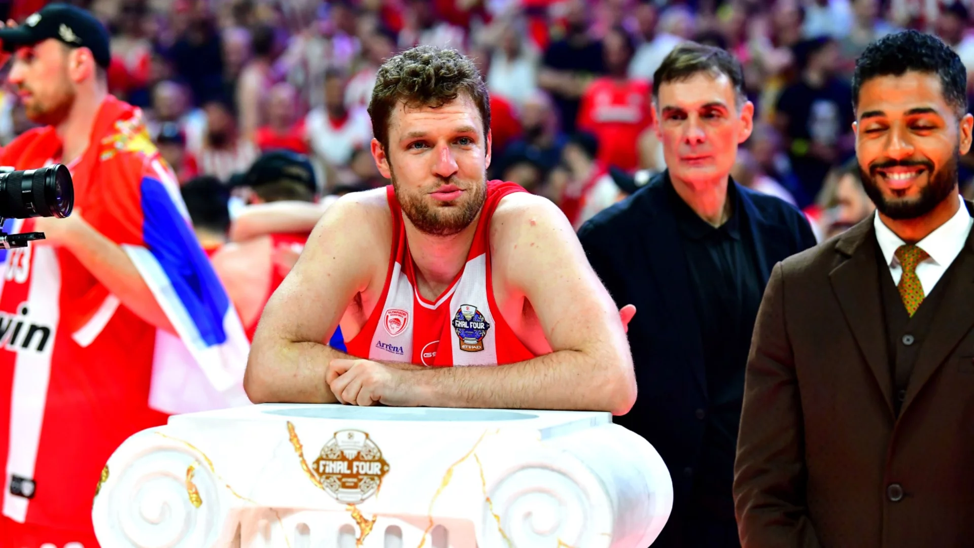 Везенков срещна проблеми, а Олимпиакос се издъни във финала за Суперкупата на Евролигата