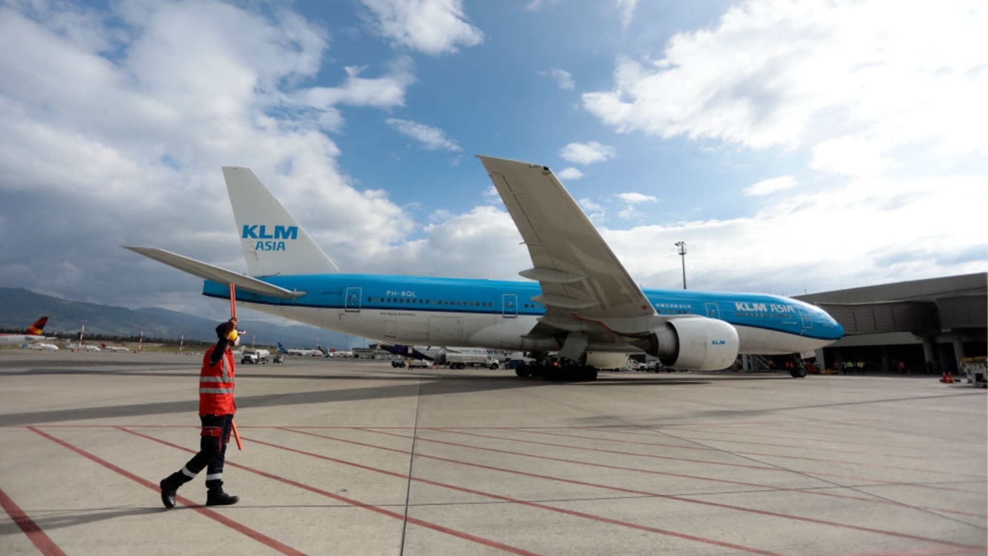 Бивш транспортен министър подпалил пауърбанк и приземил спешно полет на KLM (ВИДЕО)