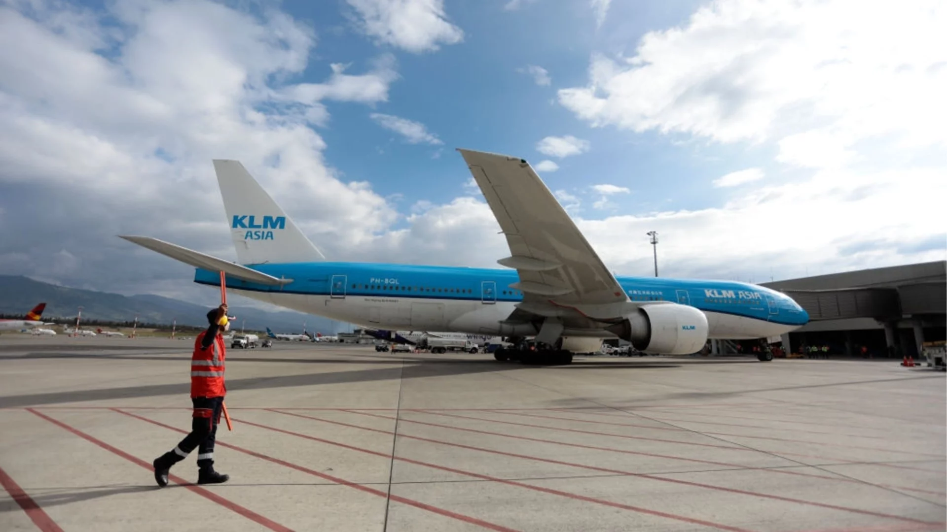 Бивш транспортен министър подпалил пауърбанк и приземил спешно полет на KLM (ВИДЕО)