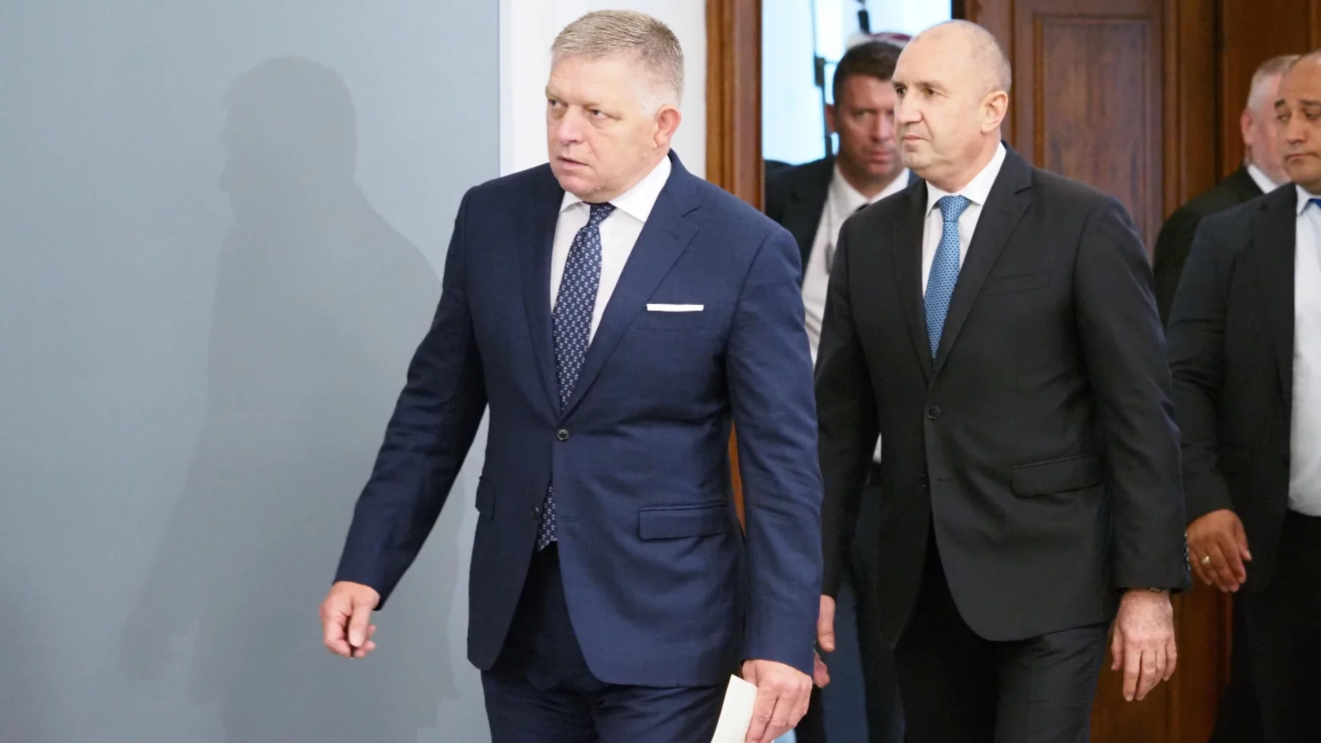 Рецептата за пропаганда на Фицо: Бяга от чл. 5 заради западно предателство от Втората световна война и 27 000 убити и ранени украински войници (ВИДЕО)