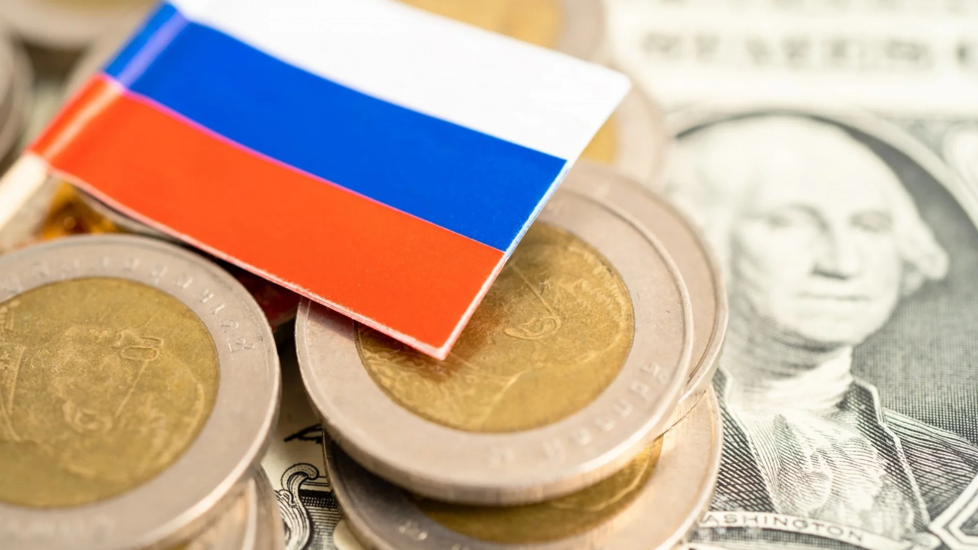 Схема как Русия пере пари и бяга от санкции, огласена от FT, накара големи банки да затварят сметки