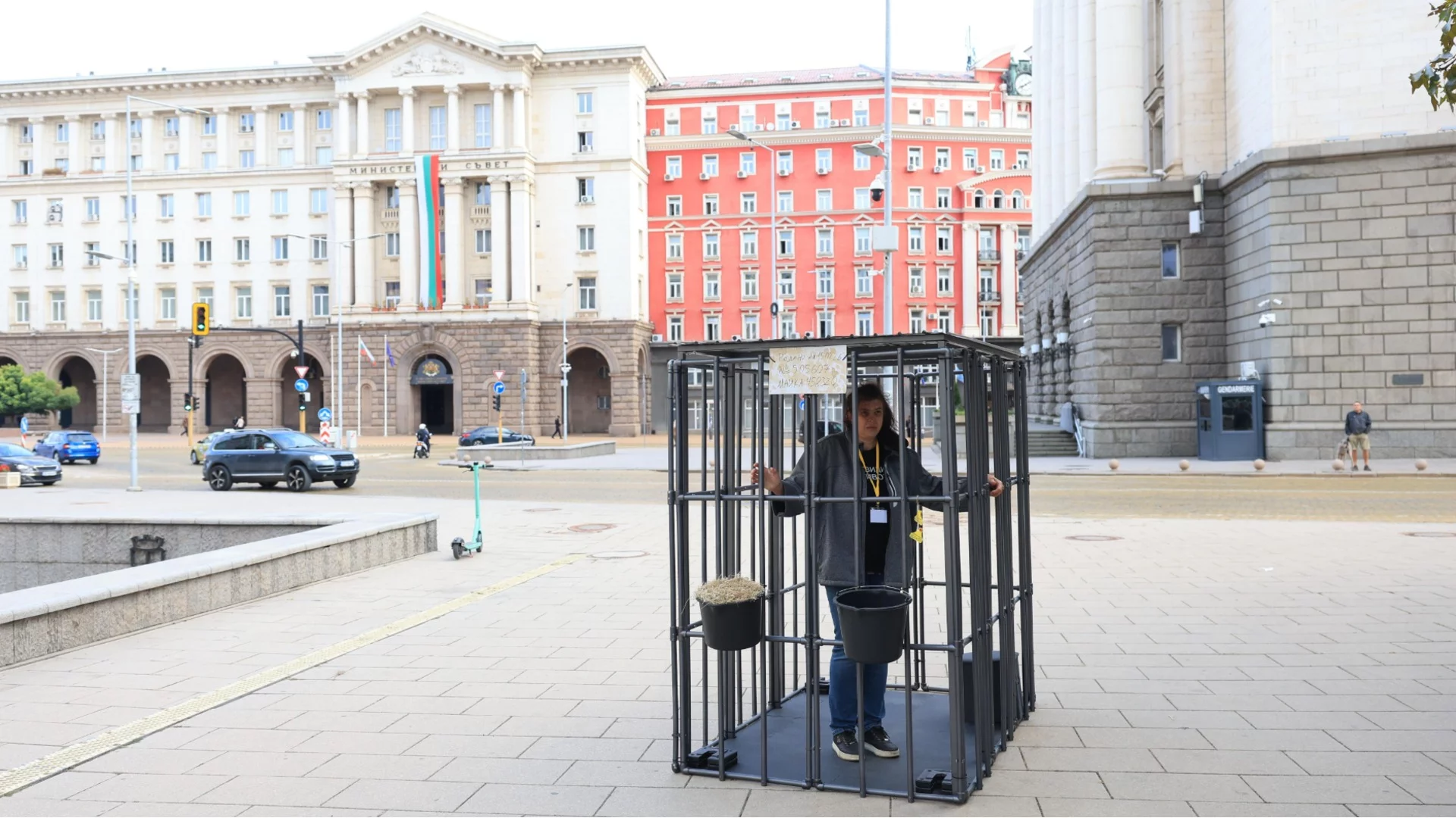 Протест: Клетки с хора две седмици пред парламента
