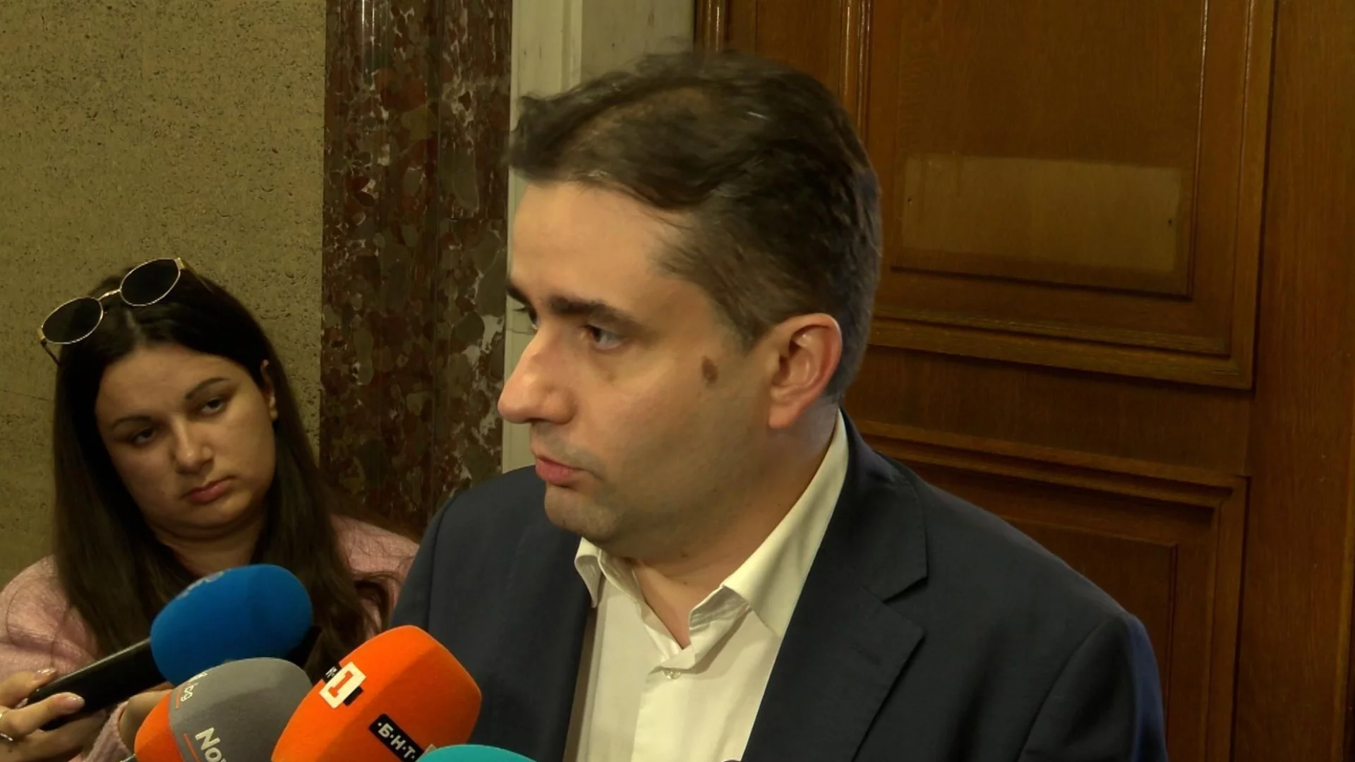 Край на рекламата на хазарта: Божанов похвали ПБ, че работи с опозицията, оплака се от атаки