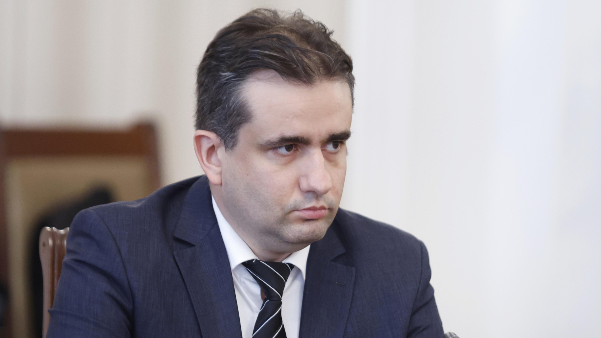 Не е правилно да се слага паметна плоча на човек, за който се твърди, че е извършил престъпления срещу деца