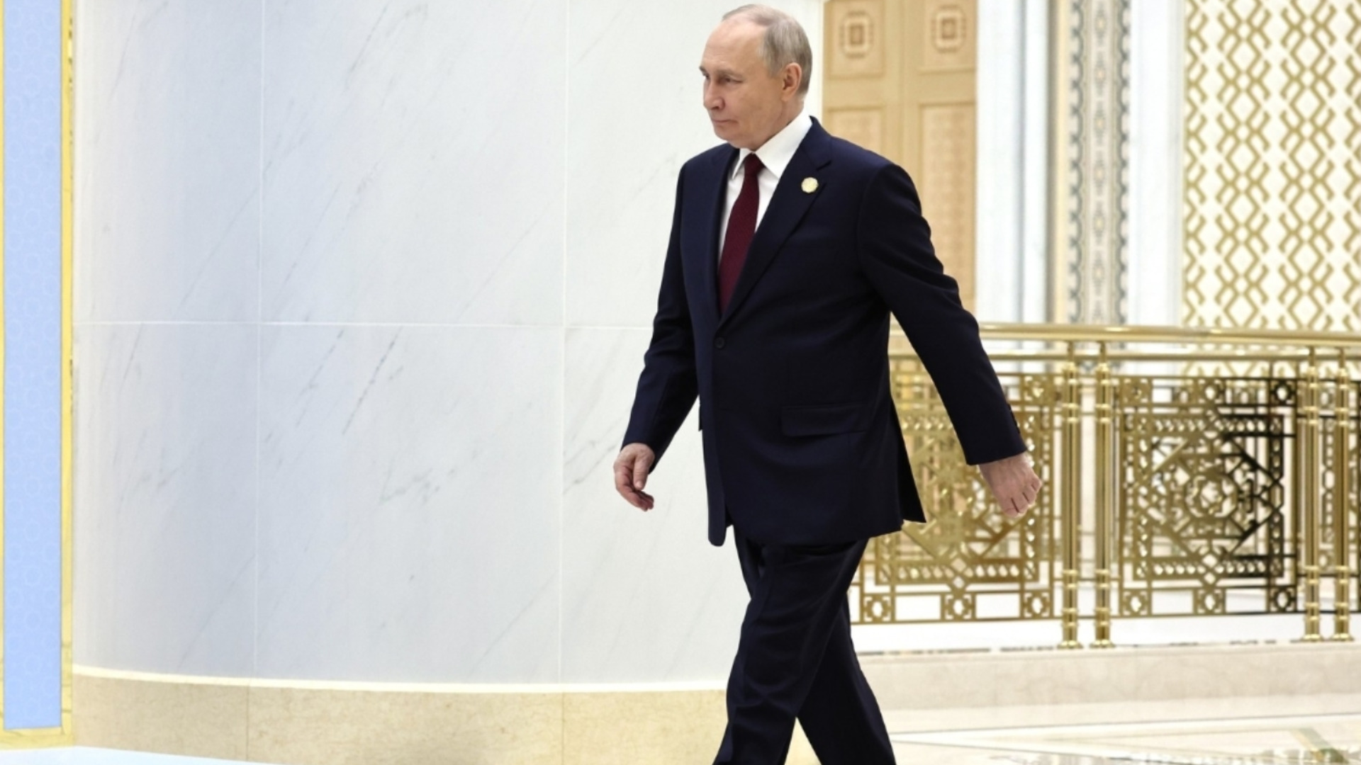 Нов куфар за Путин - преносима болница. И подигравка: Да не го объркат с другия (ВИДЕО)