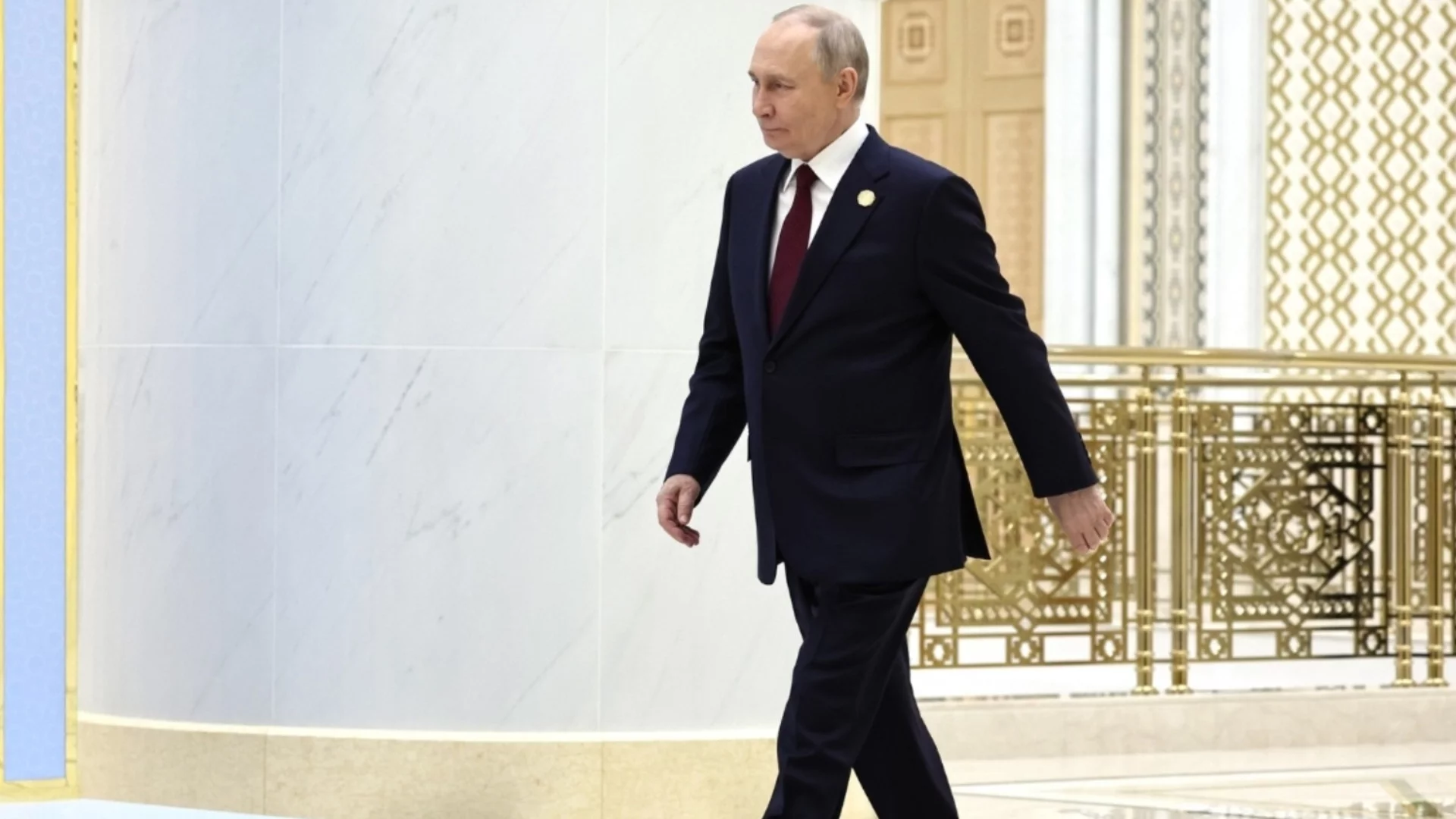 Нов куфар за Путин - преносима болница. И подигравка: Да не го объркат с другия (ВИДЕО)