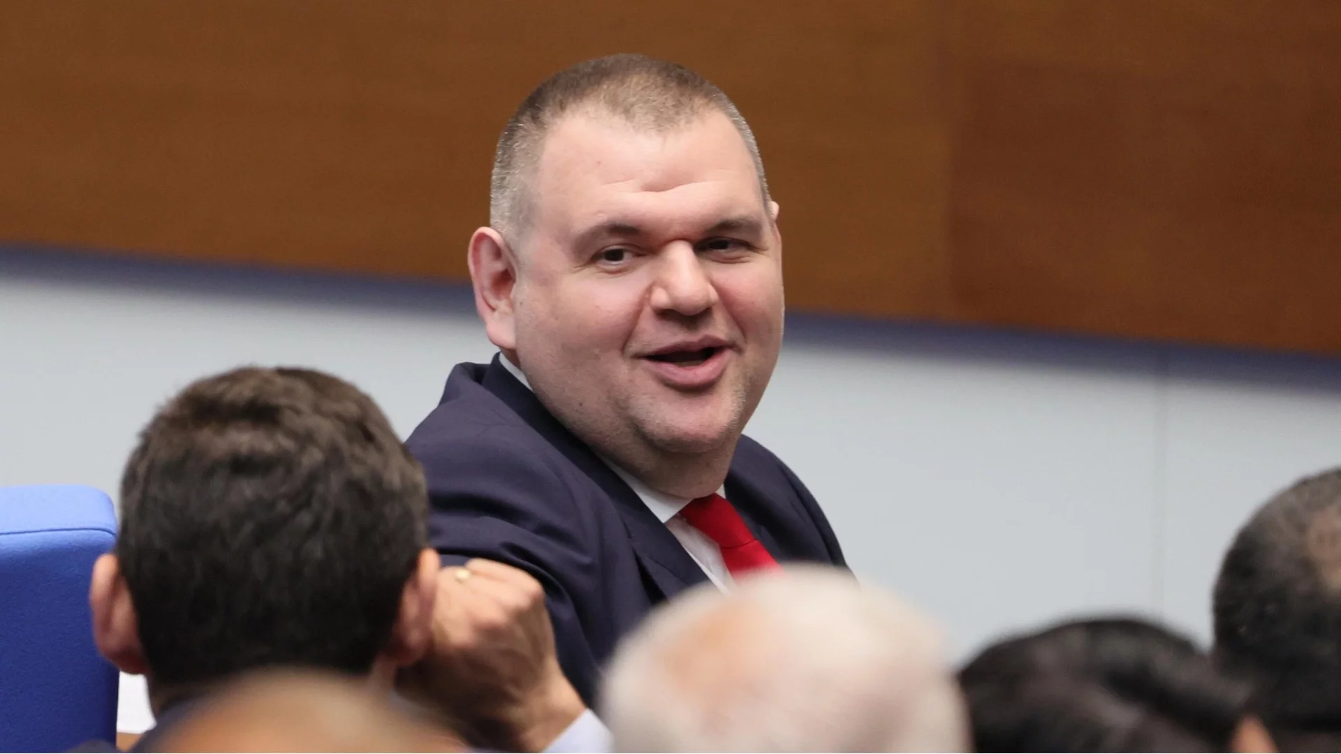 Бащата на посланика в ОАЕ отрече да познава Пеевски