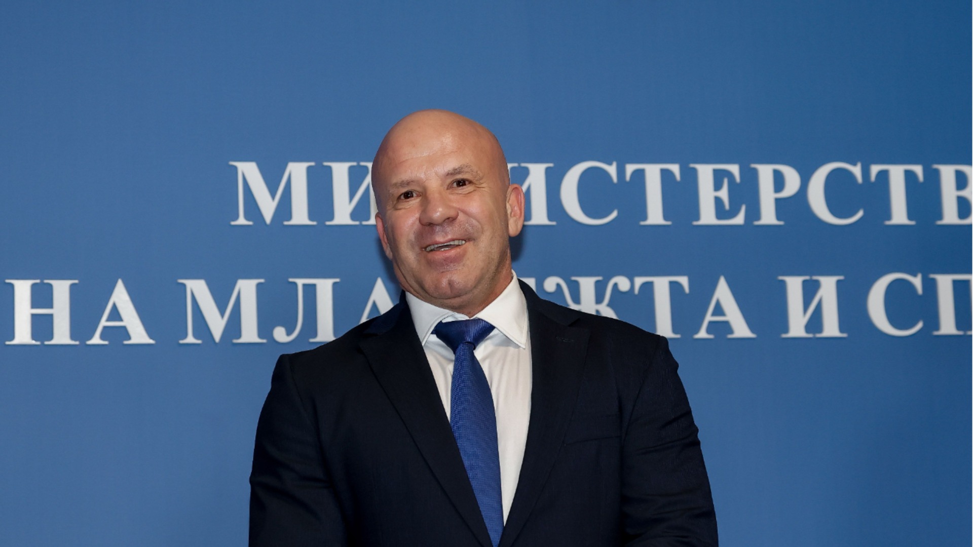Първи протест пред прозорците на Енчо Керязов: Министерството цензурира младежки организации