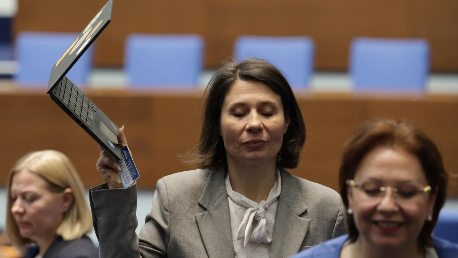 "Разкрачена позиция": Йотова осъди Русия, отрече се, говори на френски, а можеше да защити кирилицата и да говори на български