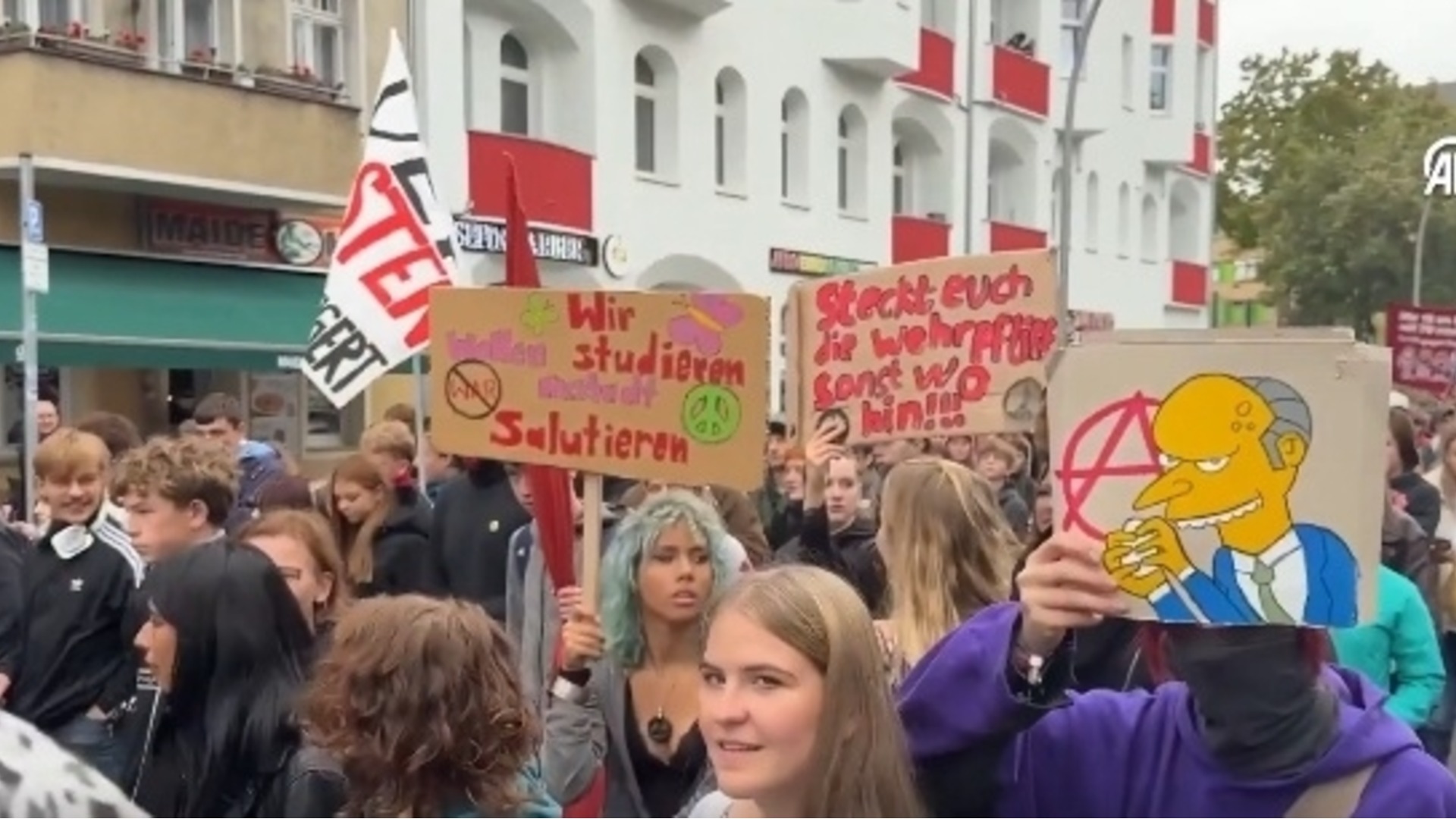 "Вашата война - без нас!": Масови протести на германски ученици срещу военната служба
