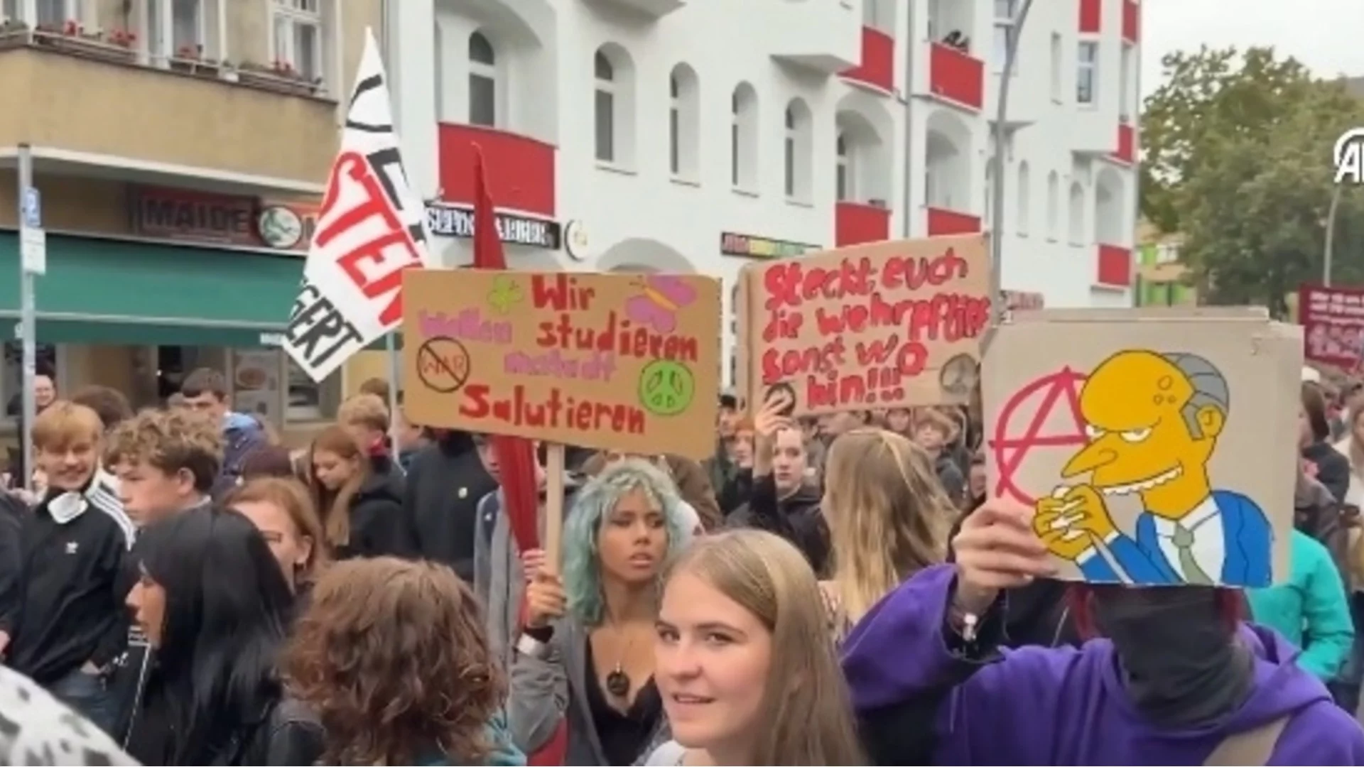"Вашата война - без нас!": Масови протести на германски ученици срещу военната служба 