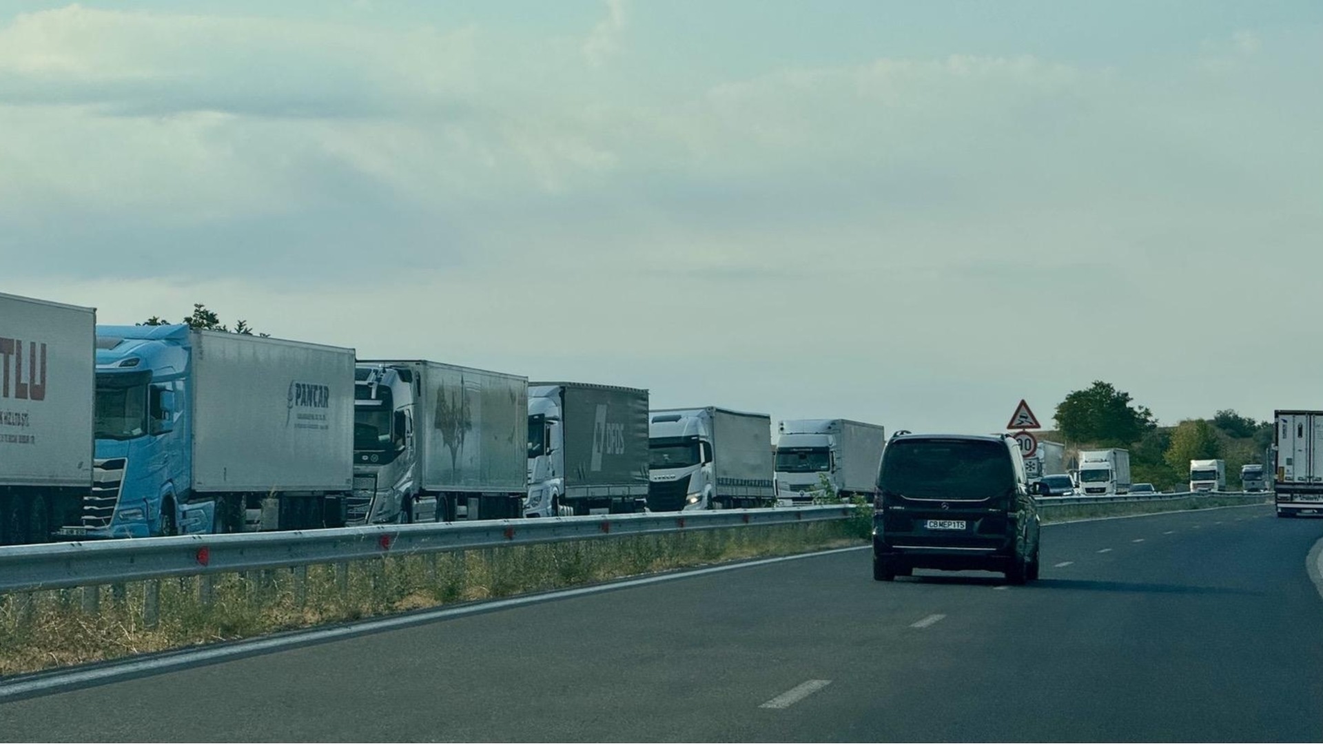 Трафик: Тапа от тирове на два пункта по границите ни