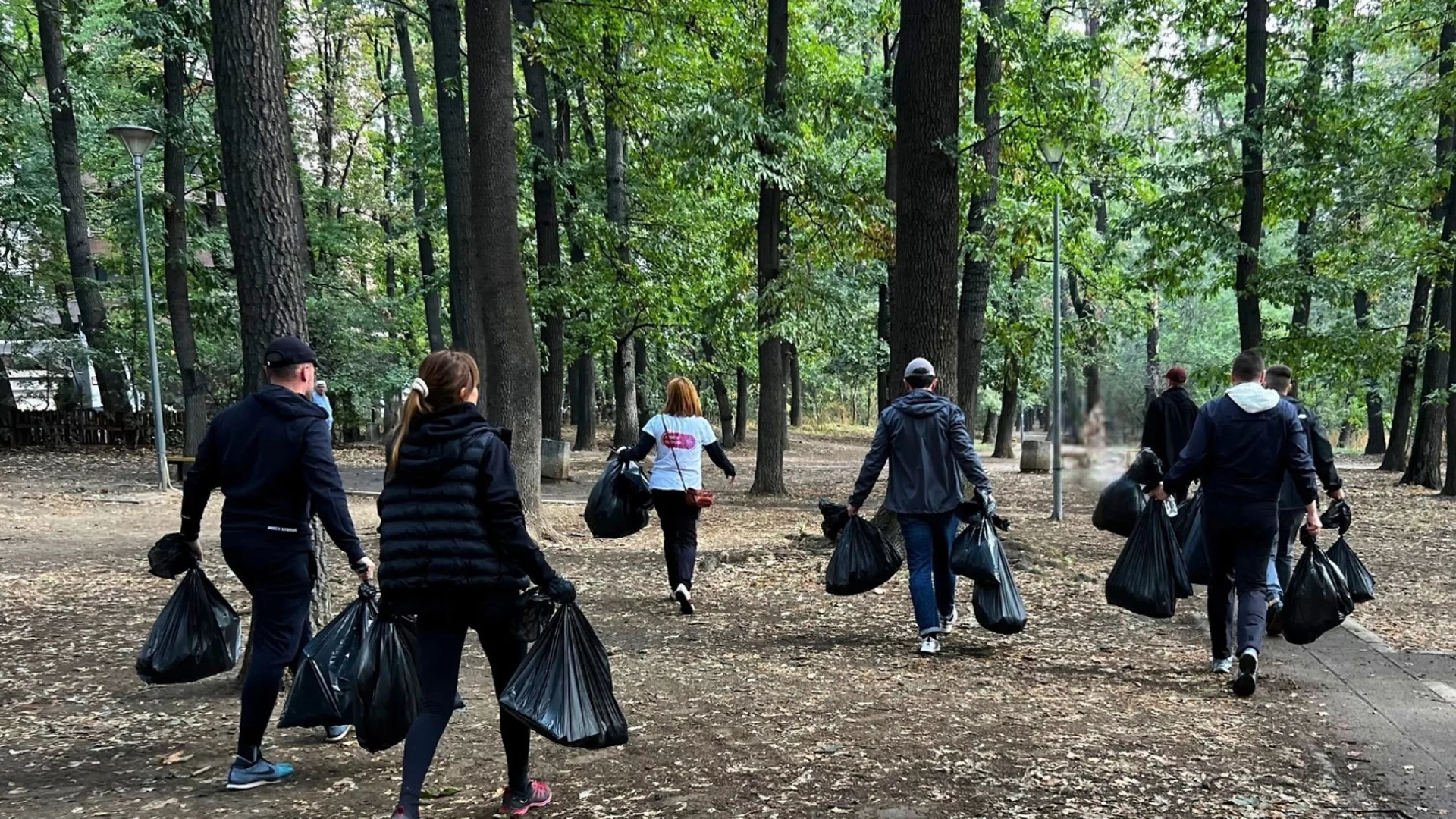 За една по-чиста среда: Доброволци от ПромениКартинката почистиха парк в София