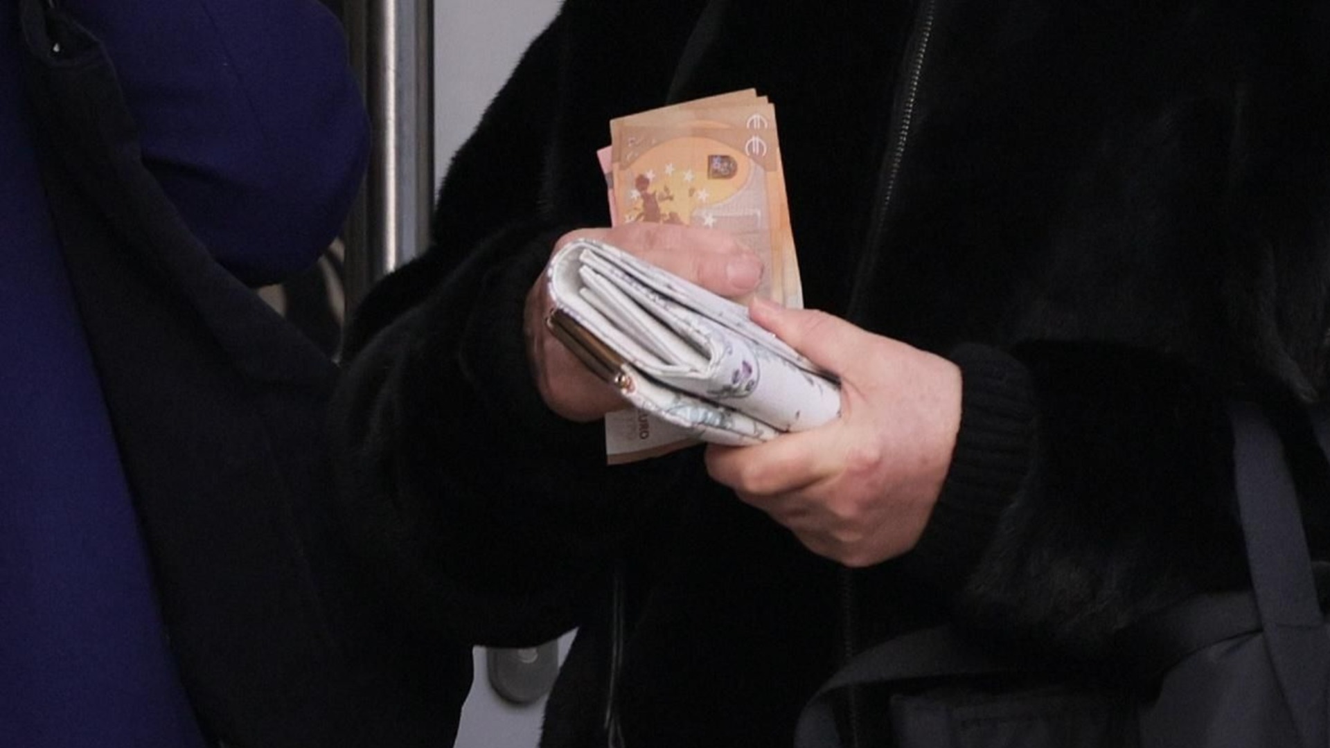 Обявиха кога изплащат пенсиите за октомври