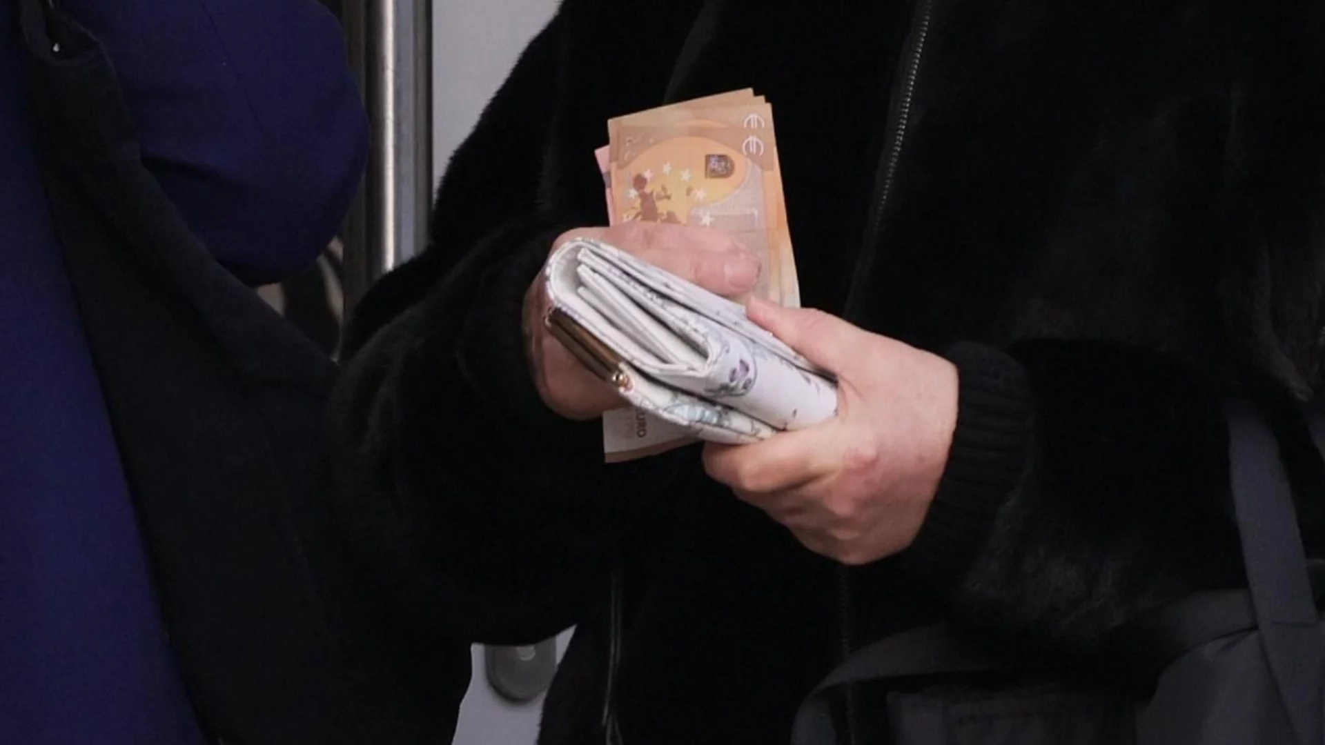 Обявиха кога изплащат пенсиите за октомври