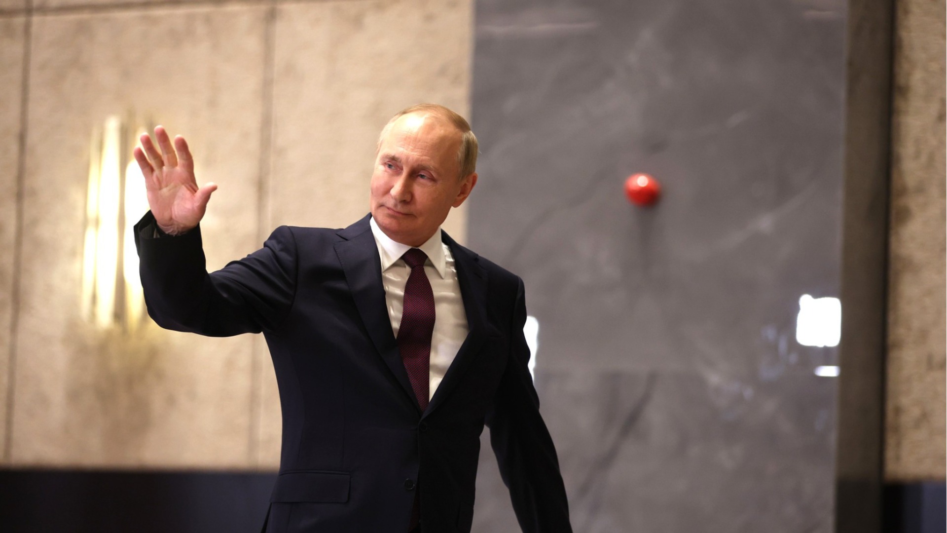 С указ: Путин прехвърли временно под руско управление активите на Metro и Western Union