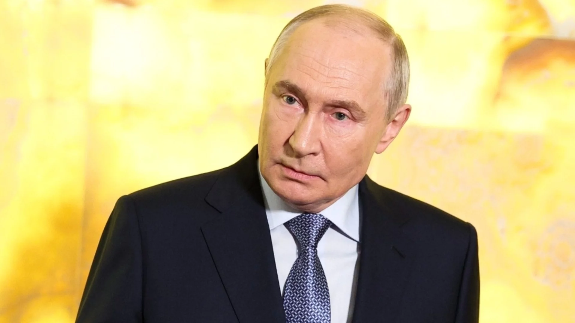 Путин забрани износа на пари в брой от Русия, ако са над 10 500 евро
