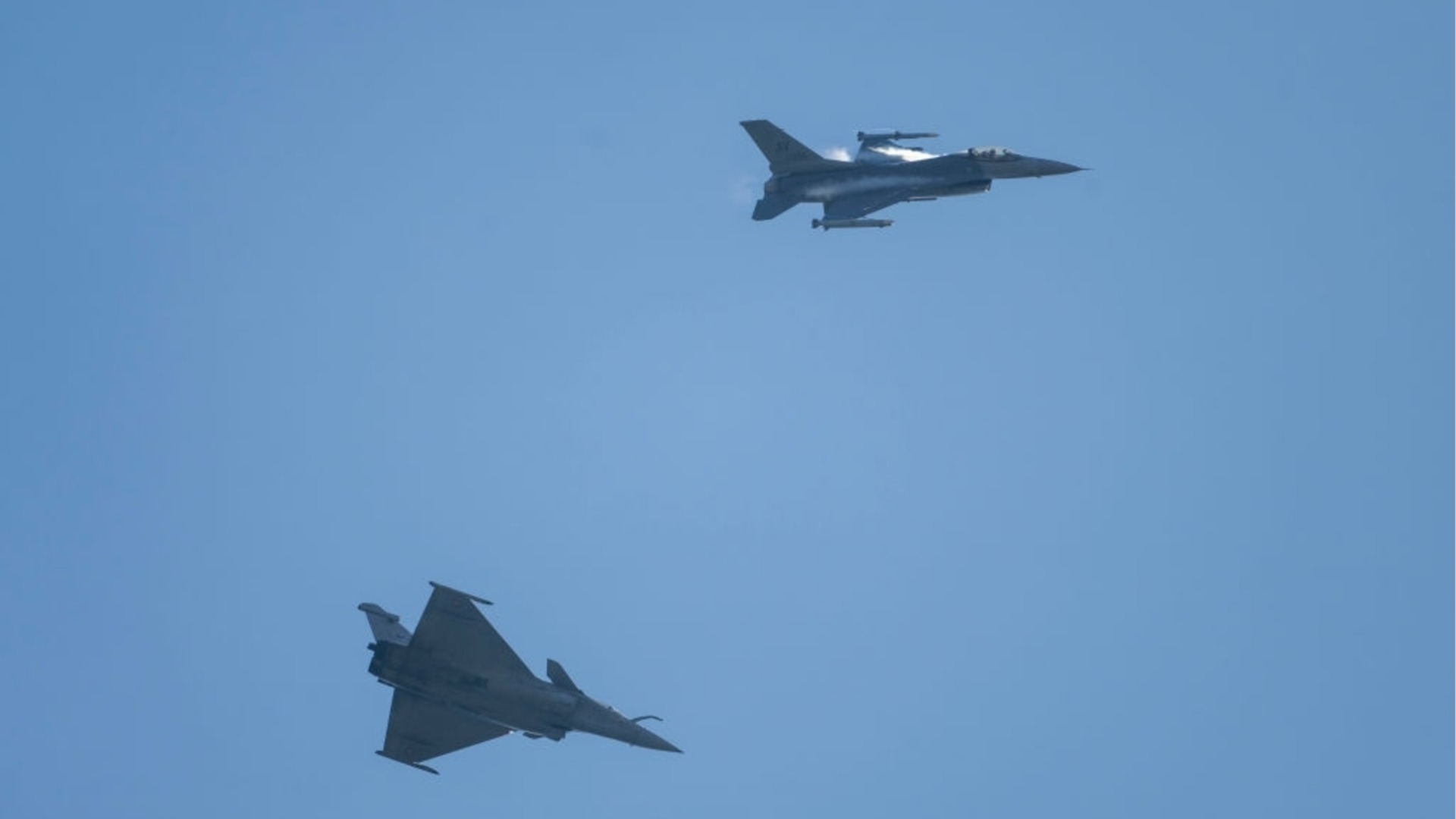 Украйна има спешен проблем с изтребителите F-16 (ВИДЕО)