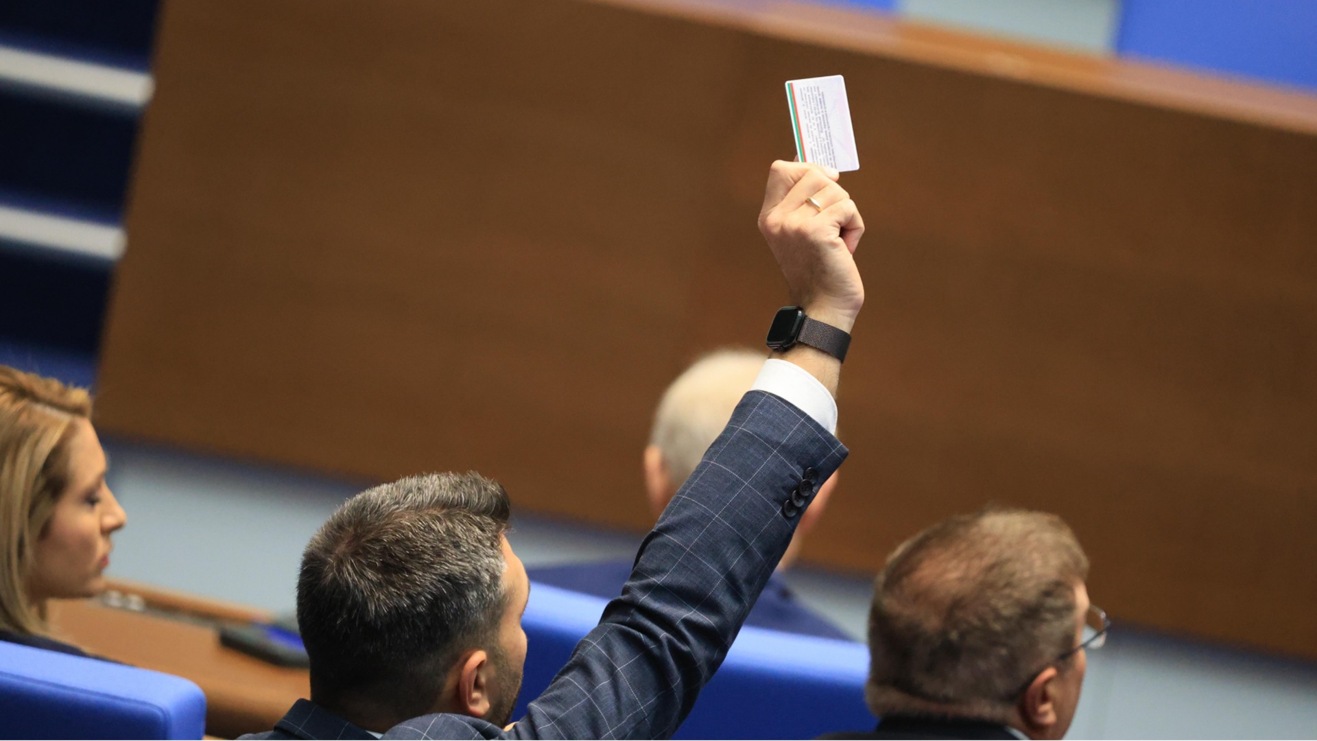 Парламентът премахна още една такса за електронни услуги
