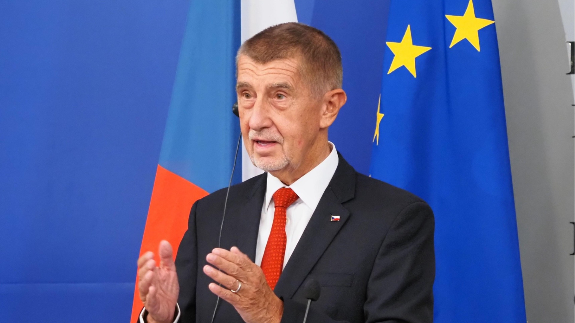 Чешкият премиер Андрей Бабиш оцеля след вот на недоверие в парламента