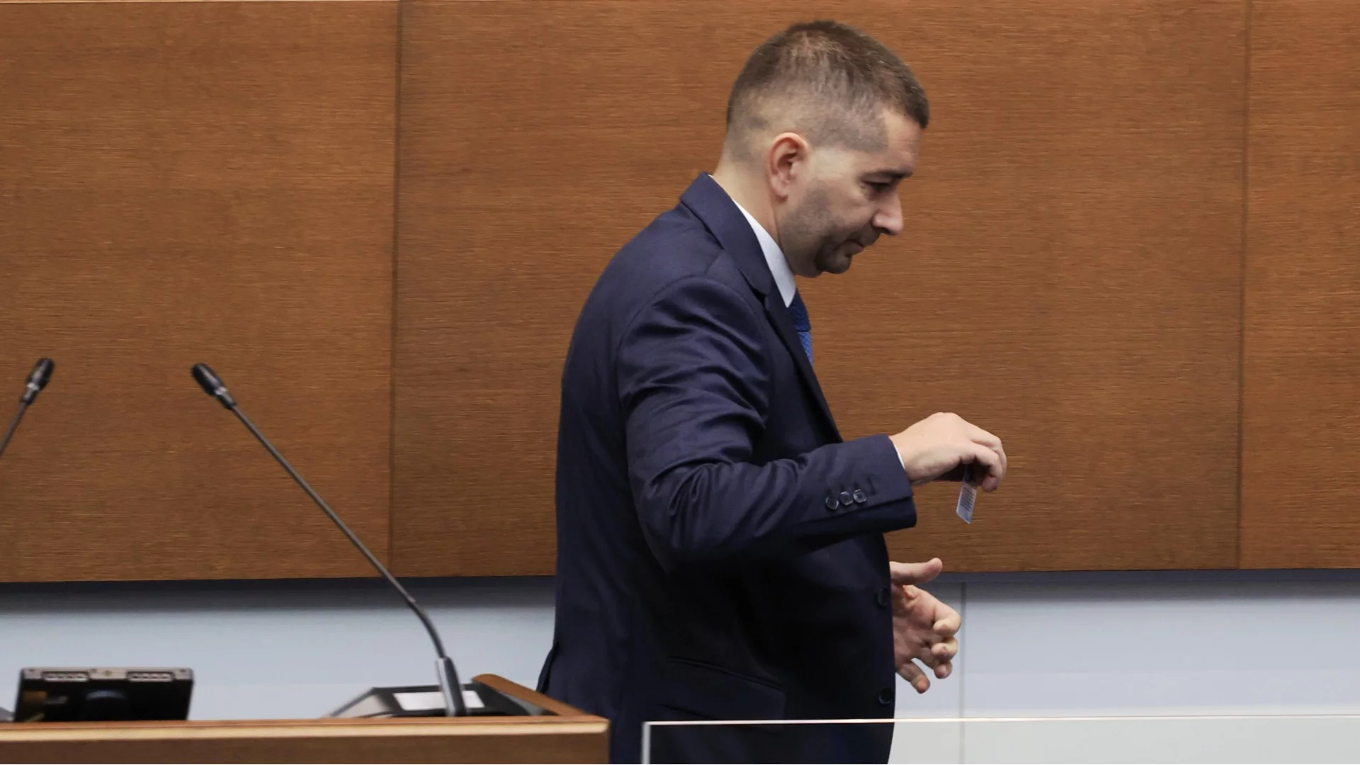Скандал в парламента: "Медийните потоци" на управляващите замениха мантинелите и полетите на Пеевски