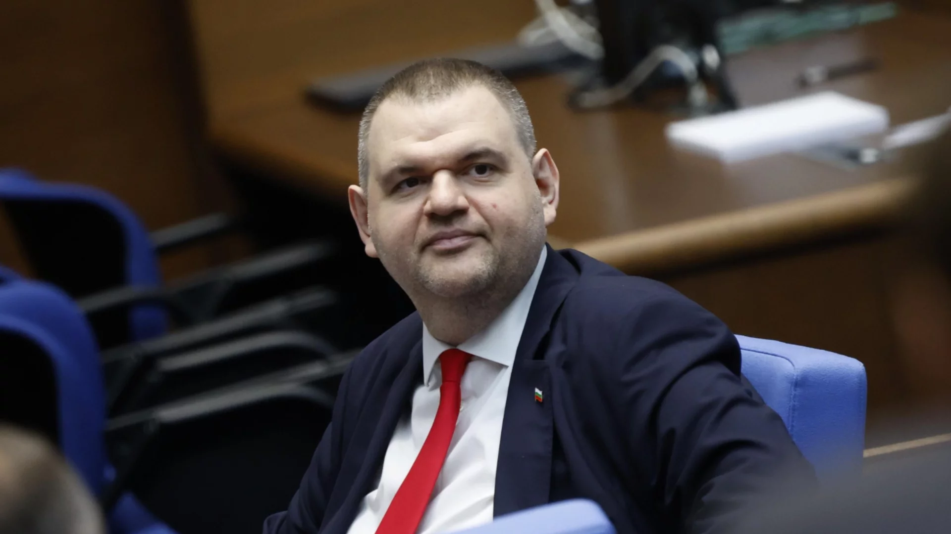 "Темата е неудобна за правителството": Пеевски твърди за връзки на двама министри с фирмите за мантинели