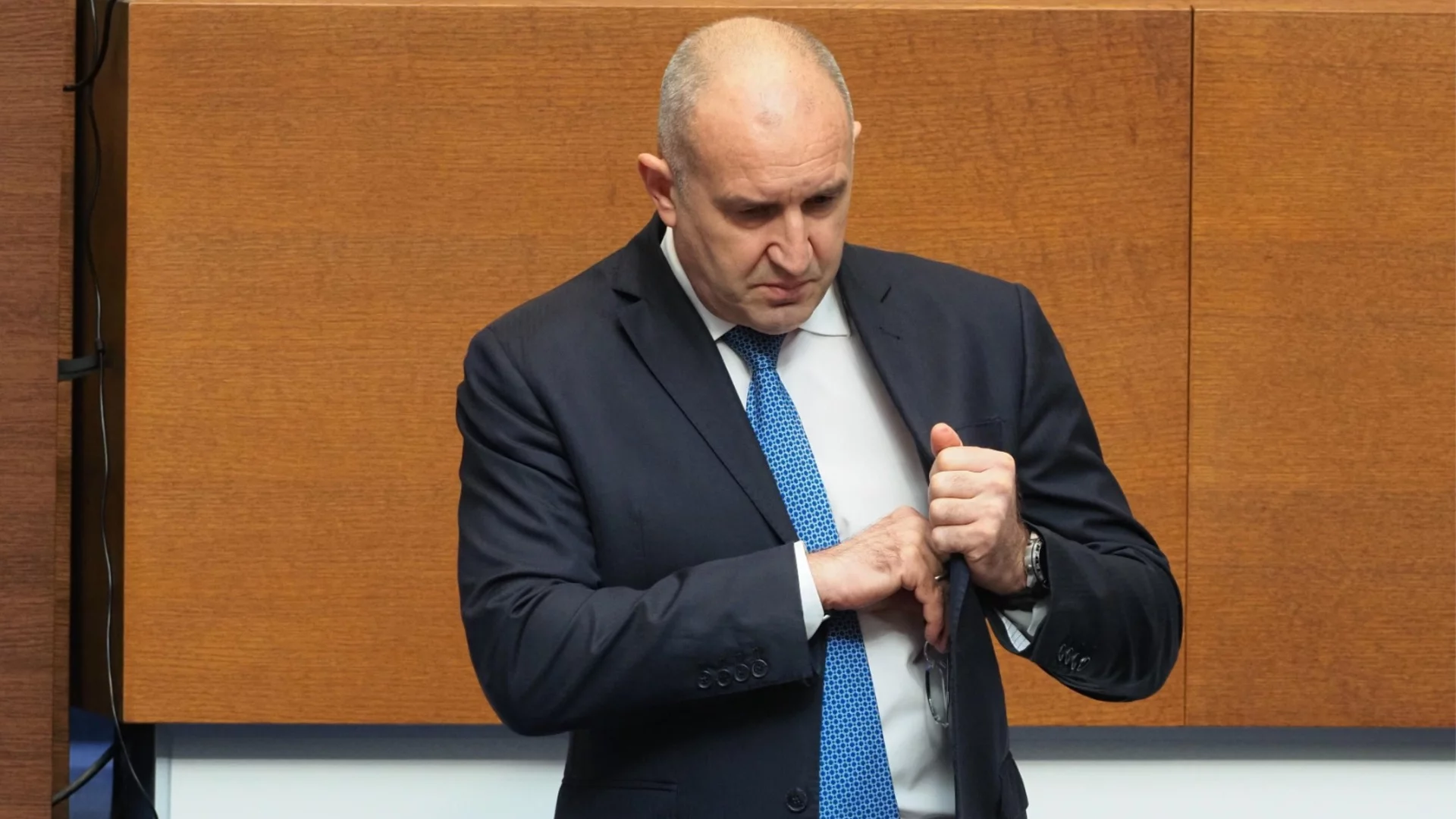 Радев обвини "глупавата и наивна" опозиция за високите цени