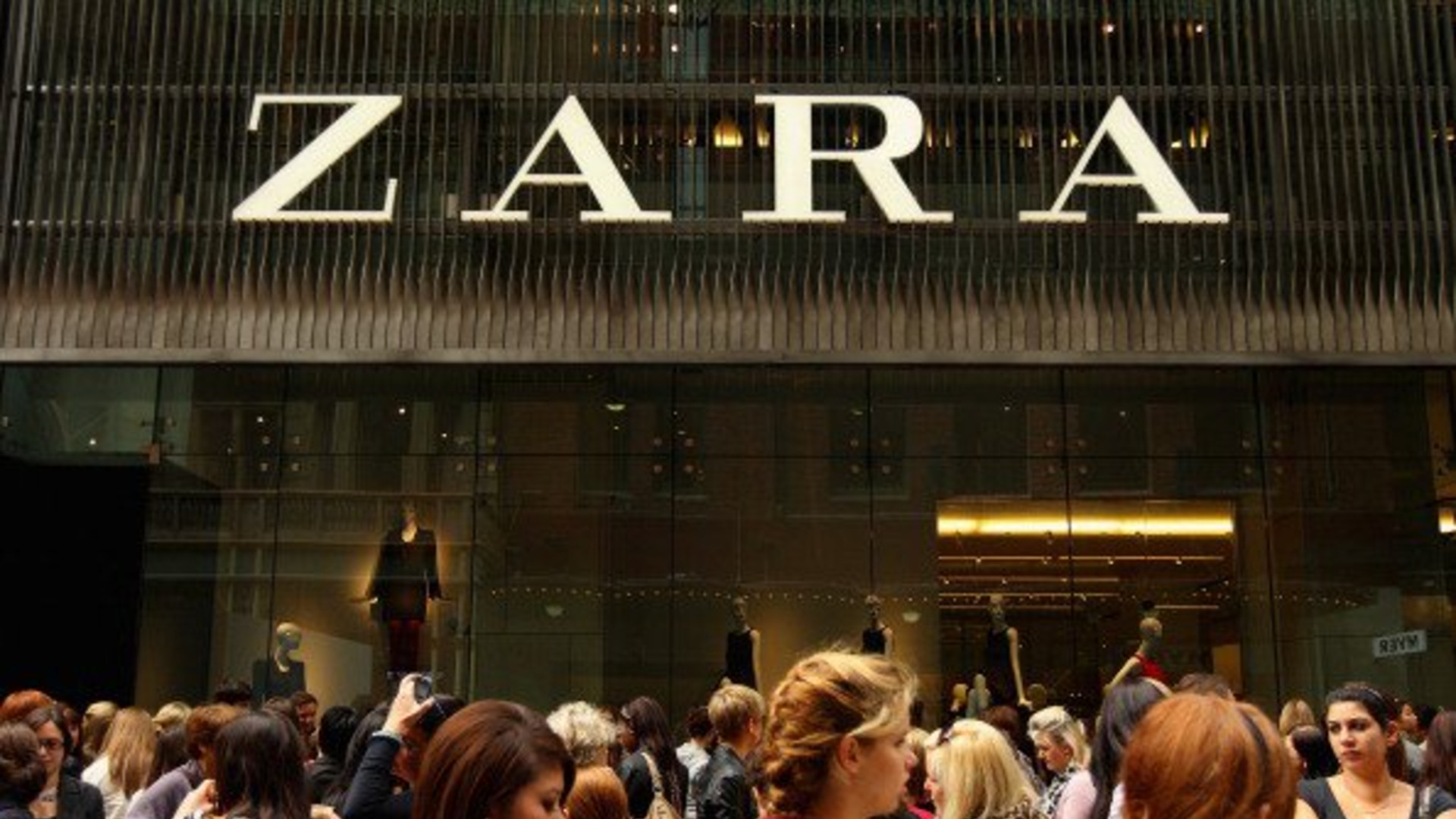 Скандал със Zara: Пуснаха детски костюм за Хелоуин, копиращ униформите от Аушвиц
