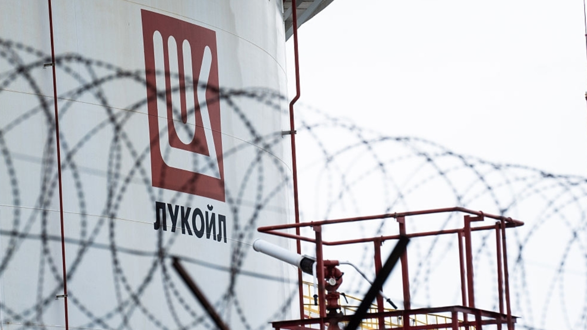 Чуждите активи на "Лукойл" под контрол на семейство Тръмп: Изкушение, предложено от Путин