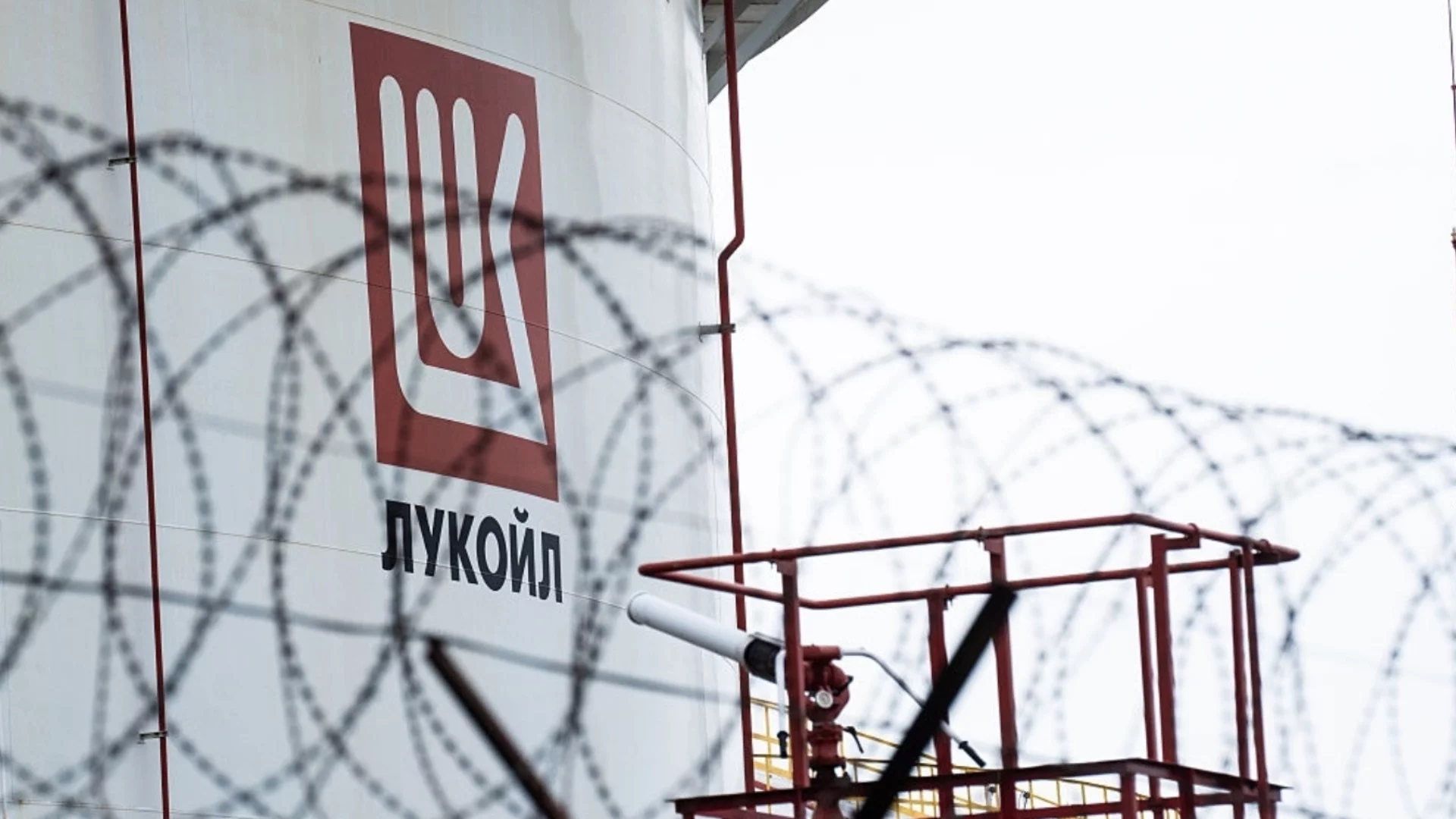Чуждите активи на "Лукойл" под контрол на семейство Тръмп: Изкушение, предложено от Путин
