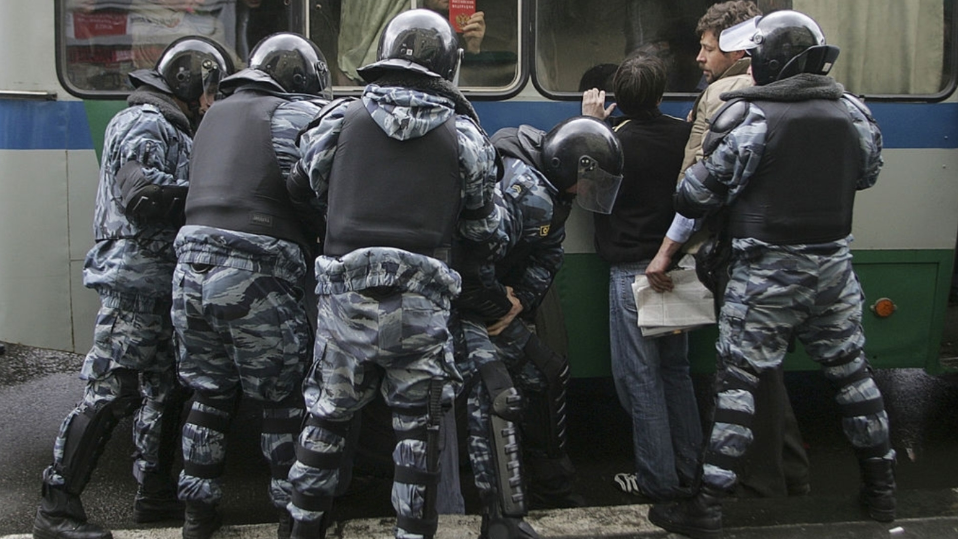 Затворнически бунт във влак в Русия: Застрелян е надзирател, няколко са ранени (ВИДЕО)