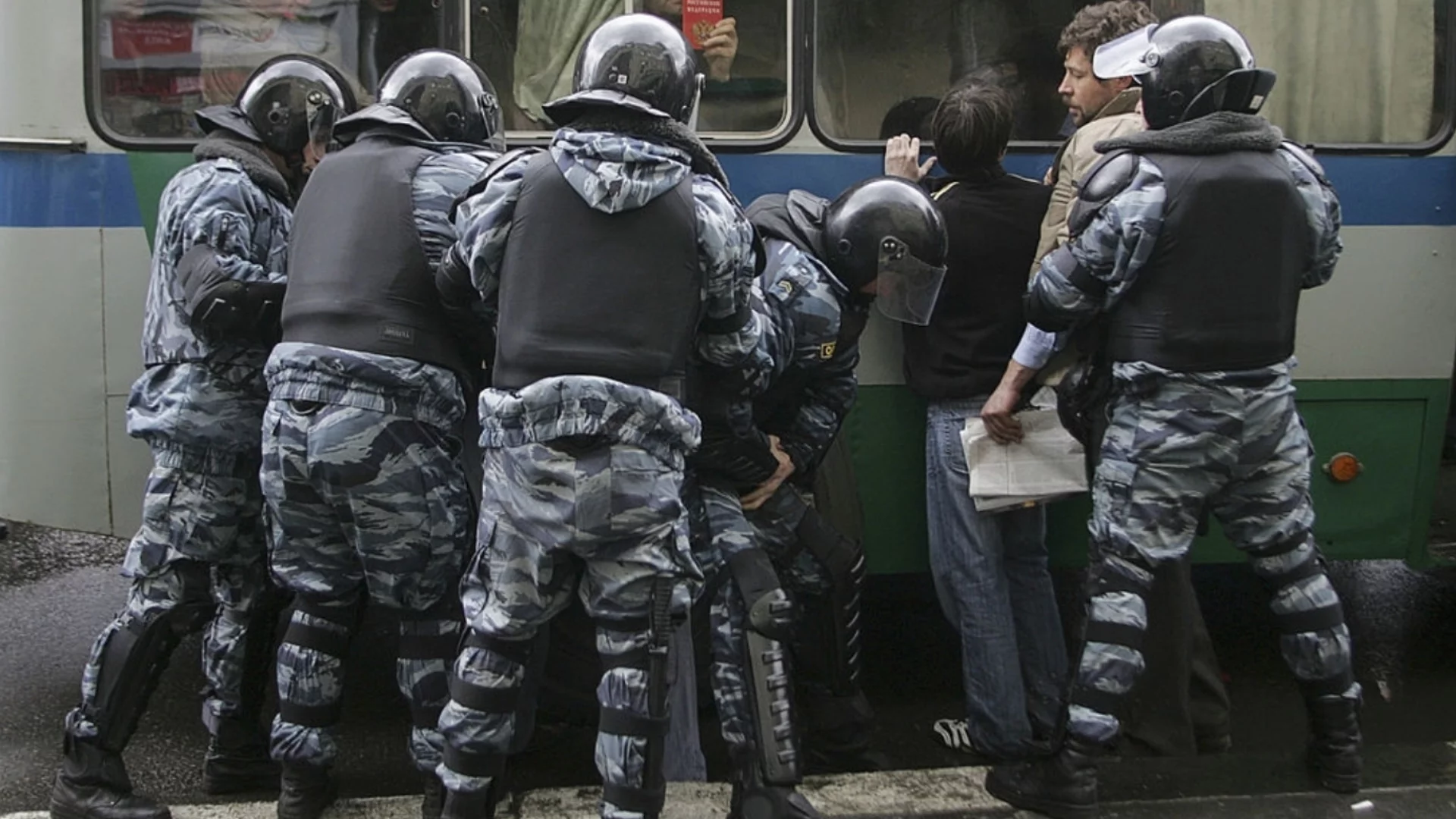 Затворнически бунт във влак в Русия: Застрелян е надзирател, няколко са ранени (ВИДЕО)