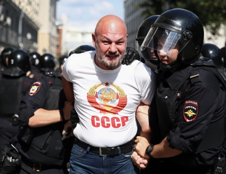 Руските комунисти скочиха срещу режима на Путин, в Москва има арести (ВИДЕА)