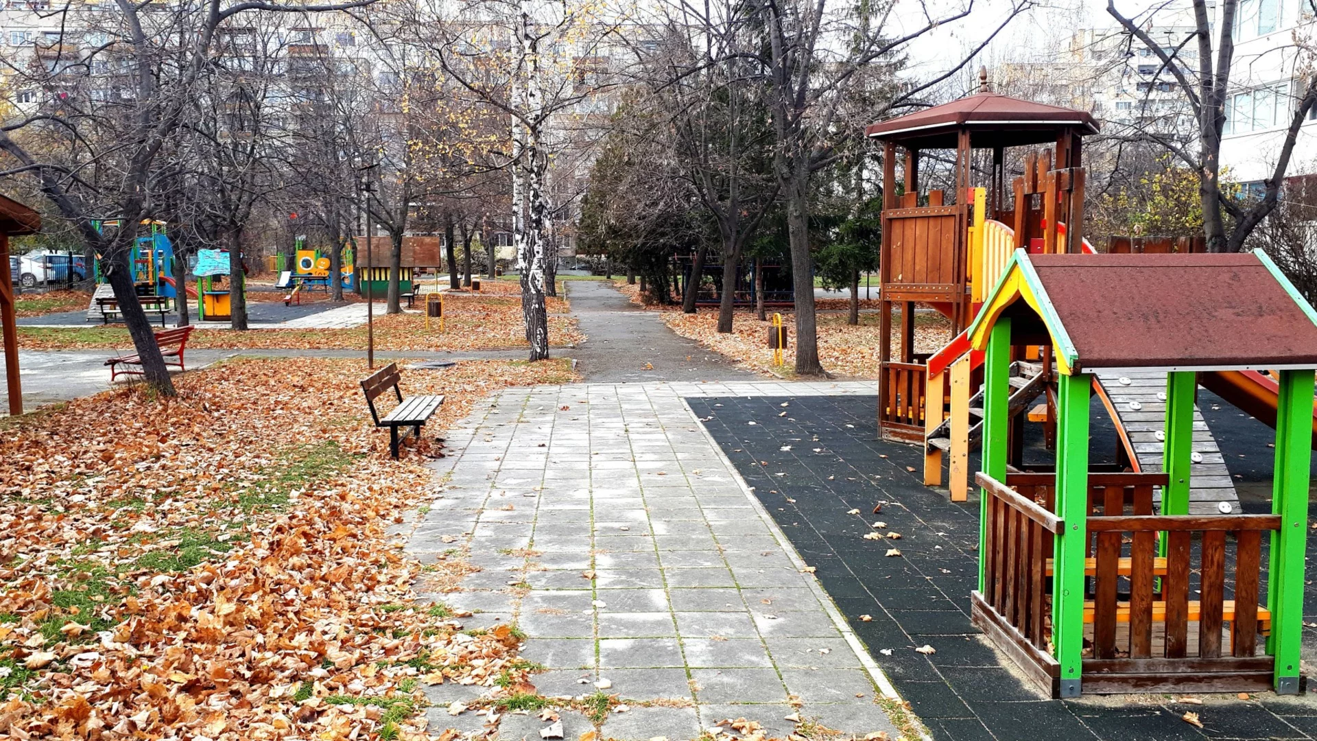 "След взрива ще ви събираме парче по парче, оцелелите ще довършим с ножове": Сигнал за бомба евакуира градини, училища и учреждения