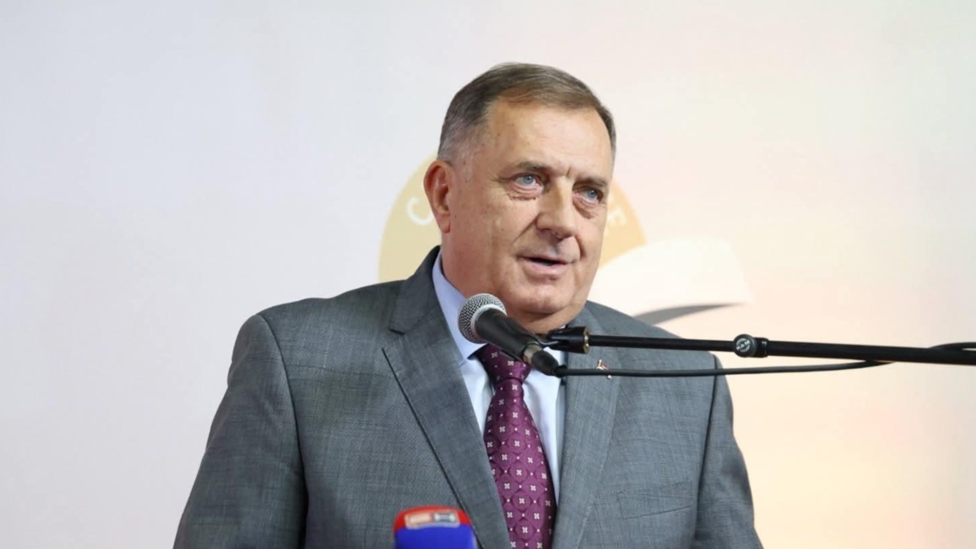 "Ако не беше Тръмп - щяхме да сме политически мъртви": Додик обяви победа на вота в Босна и Херцеговина и запя песен на Лепа Брена (ВИДЕА)