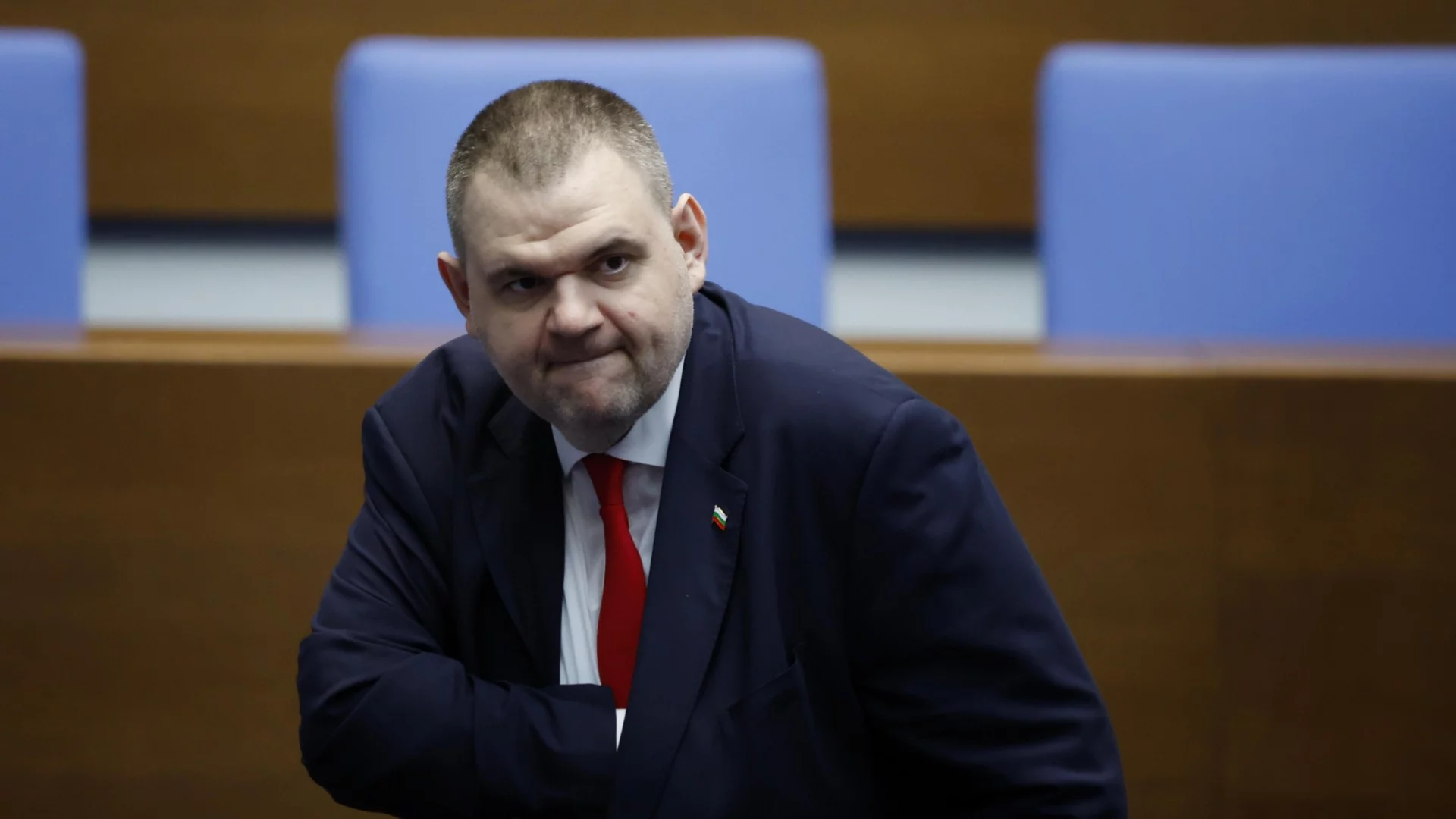 Скандалът с мантинелите ескалира: ДПС иска изслушване на Демерджиев, Донев и Шишков