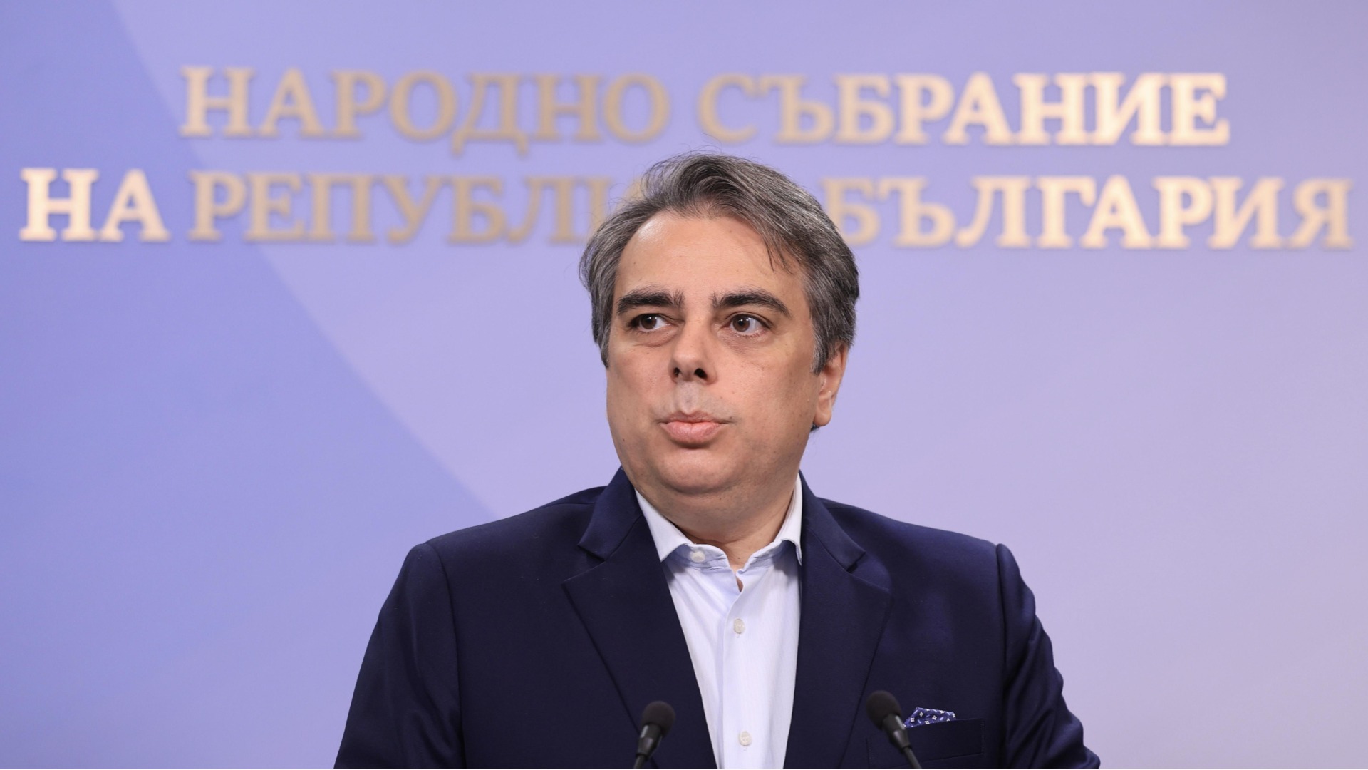 "Няма президент, няма защита": Асен Василев скочи на властта след атаката с дронове и потъналите кораби