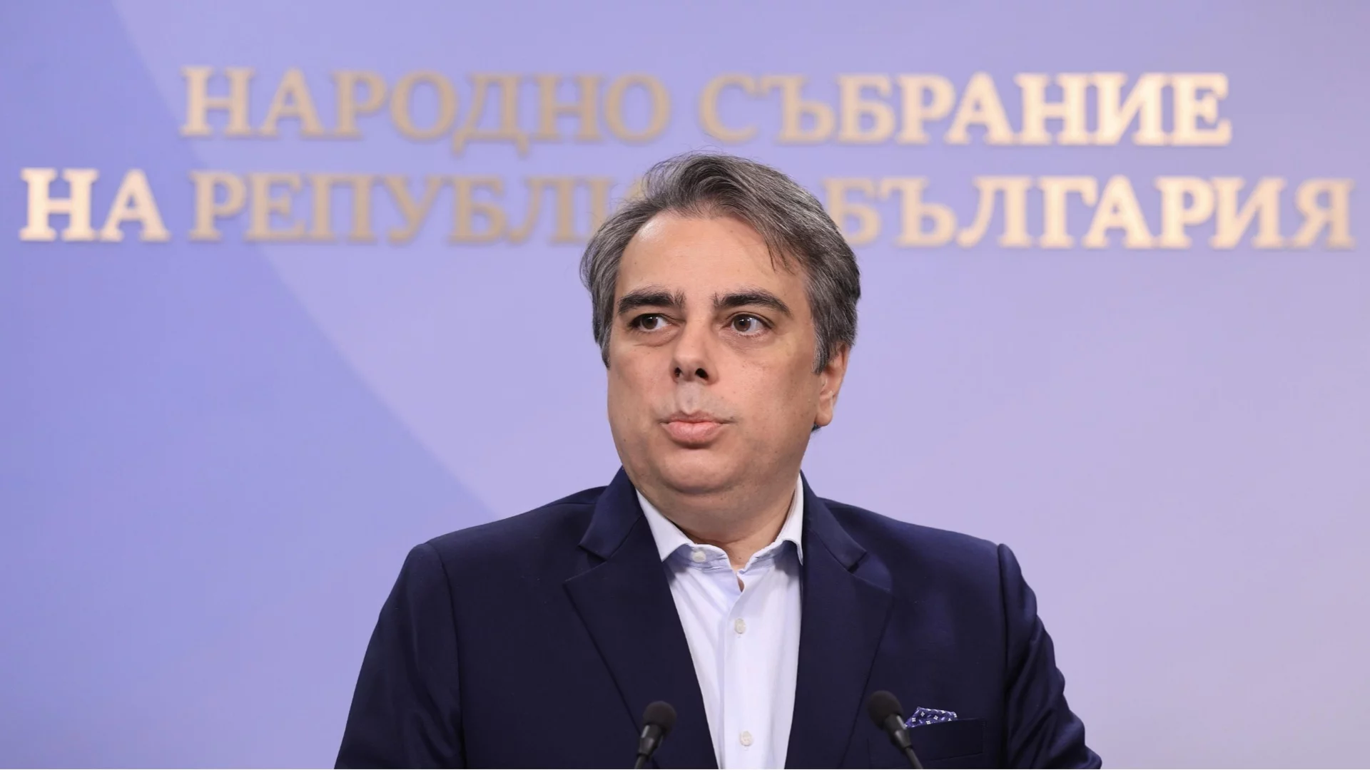 "Няма президент, няма защита": Асен Василев скочи на властта след атаката с дронове и потъналите кораби