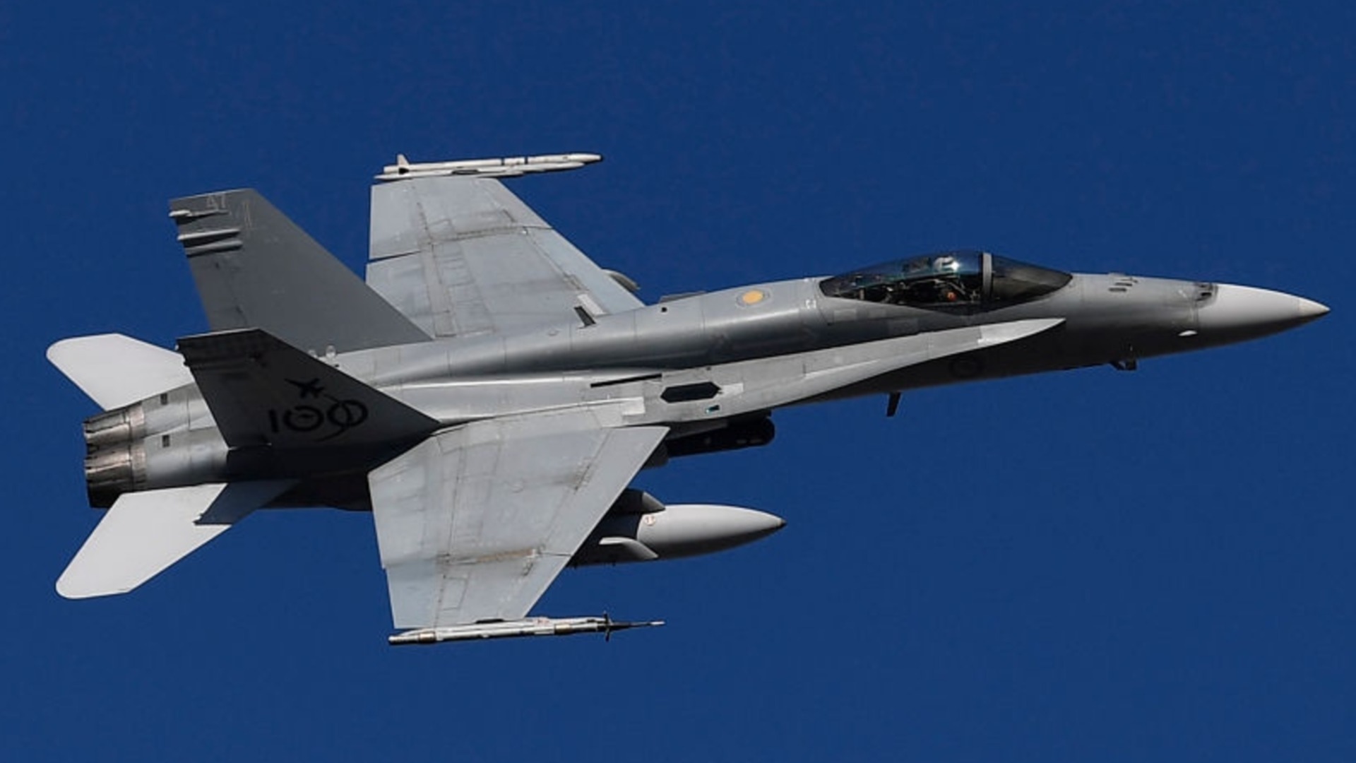 Румъния вдигна испански F-18 заради неидентифицирани въздушни цели в небето