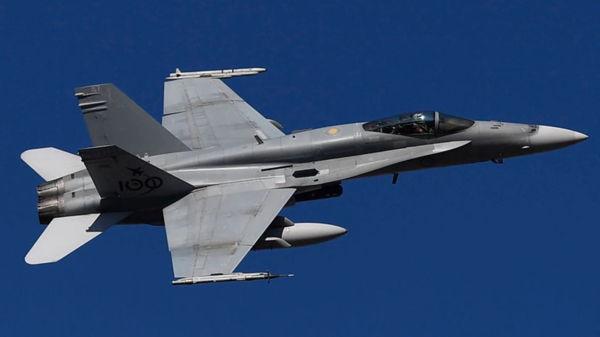 Румъния вдигна испански F-18 заради неидентифицирани въздушни цели в небето