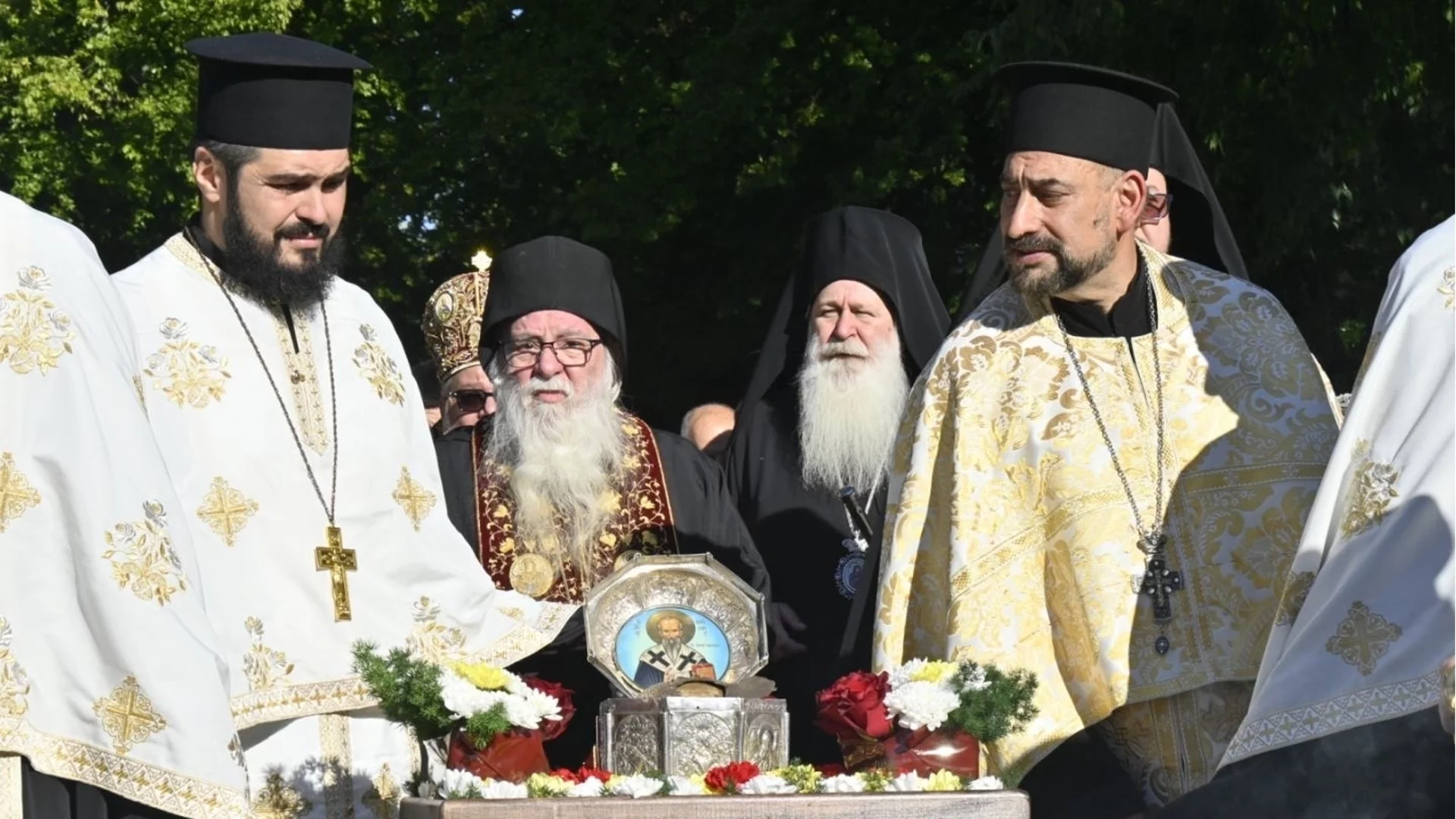 Стотици посрещнаха честната глава на Св. "Климент Охридски" в Стара Загора