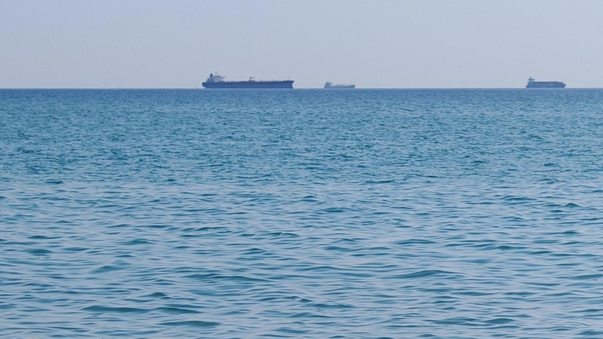 Най-популярният Z-канал за подпалените с дронове недалеч от Бяла кораби в Черно море: Акостирали са редовно в Украйна