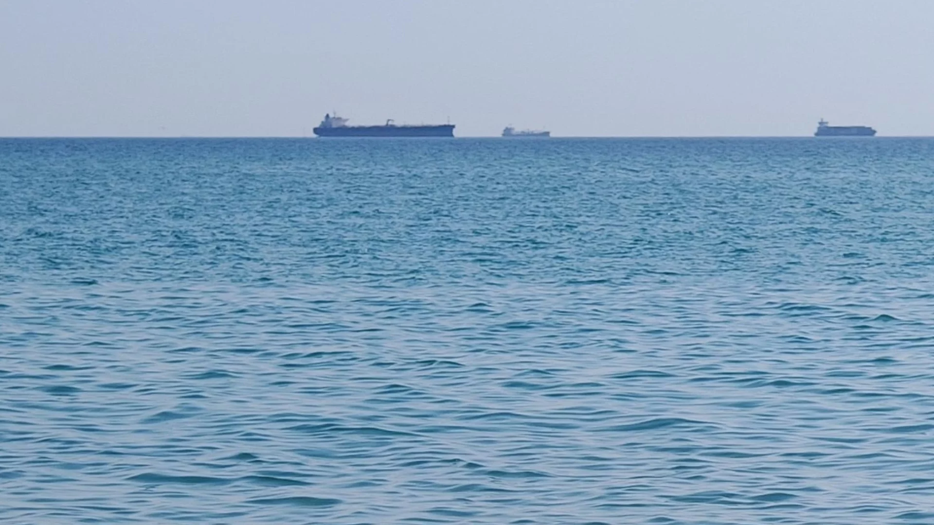 Най-популярният Z-канал за подпалените с дронове недалеч от Бяла кораби в Черно море: Акостирали са редовно в Украйна