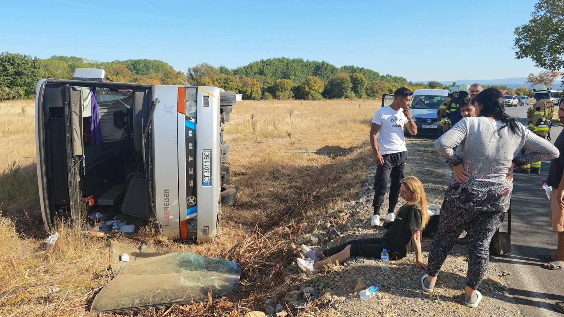 Автобус се обърна край Павел Баня, 9 души са пострадали