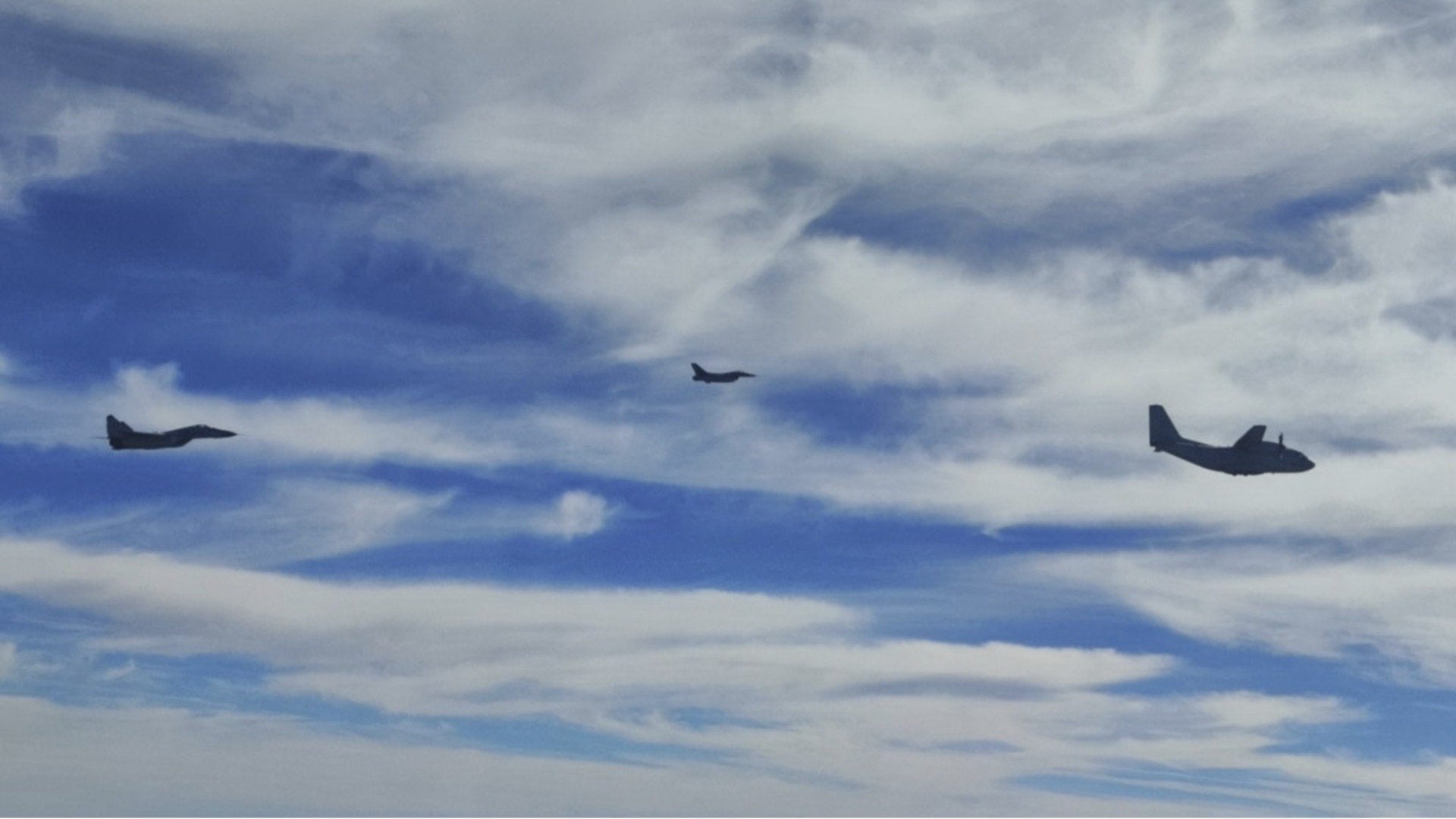 Съвместна охрана на небето: Български МиГ-29 и румънски F-16 тренираха прехват на нарушители