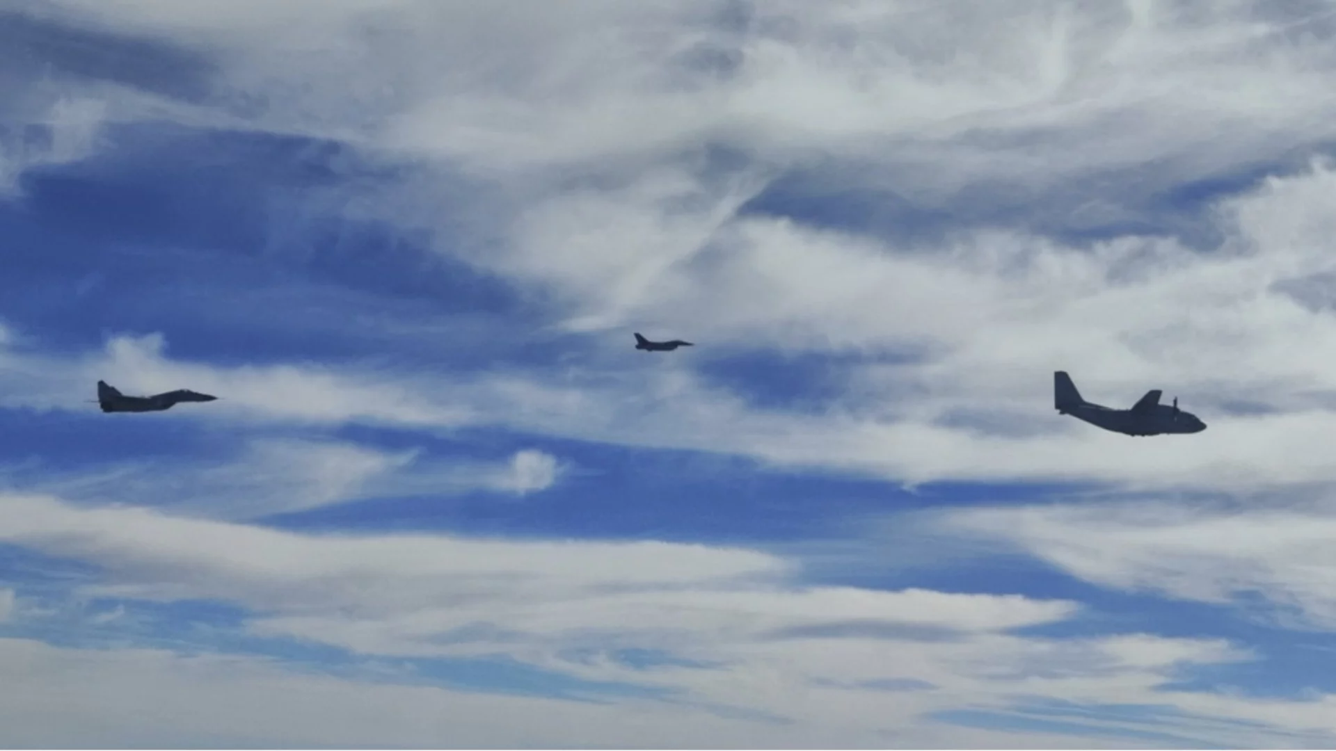 Съвместна охрана на небето: Български МиГ-29 и румънски F-16 тренираха прехват на нарушители