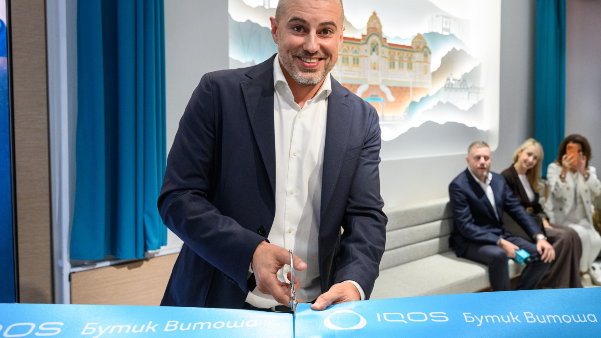Бутикът на IQOS на "Витошка" посрещна с нова визия и арт интериор