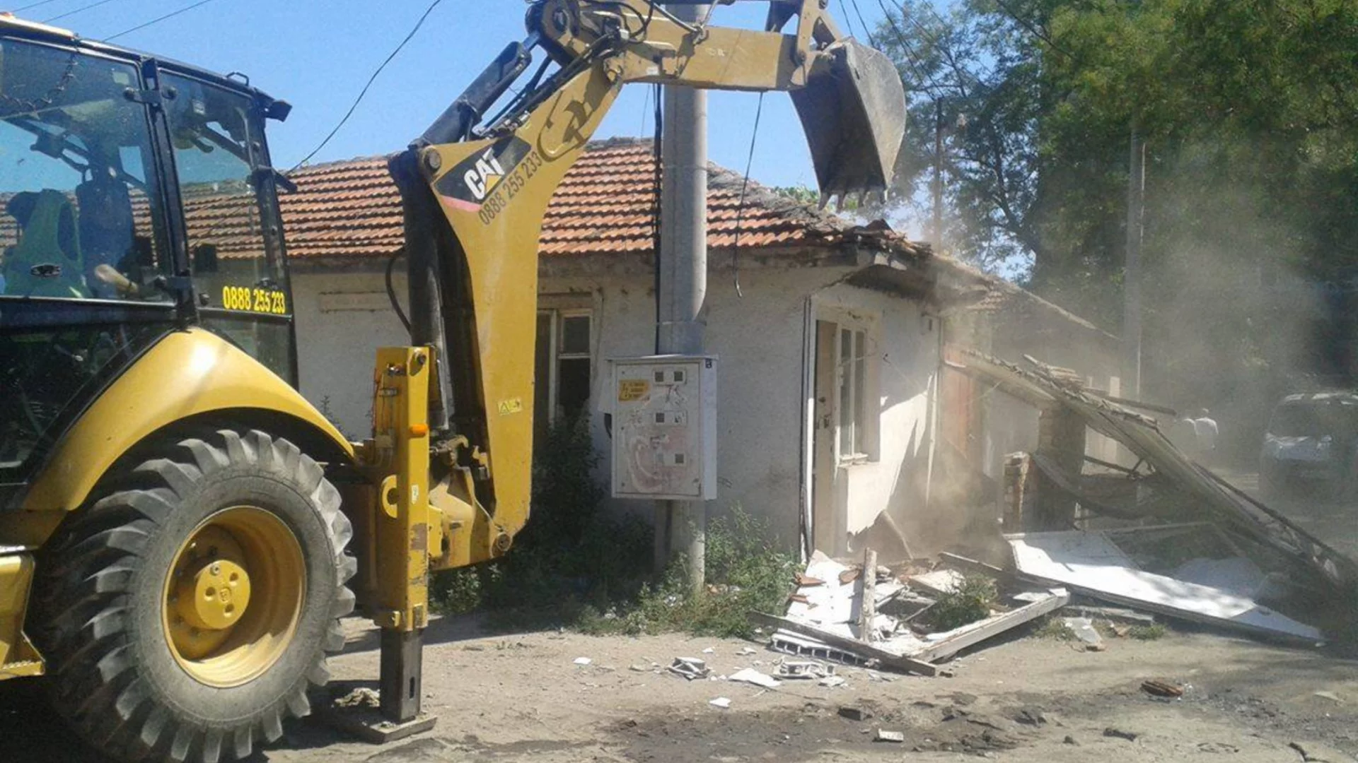 Срещу наркобизнеса в Пловдив: Събарят постройки в "Столипиново", сочени за тайни депа